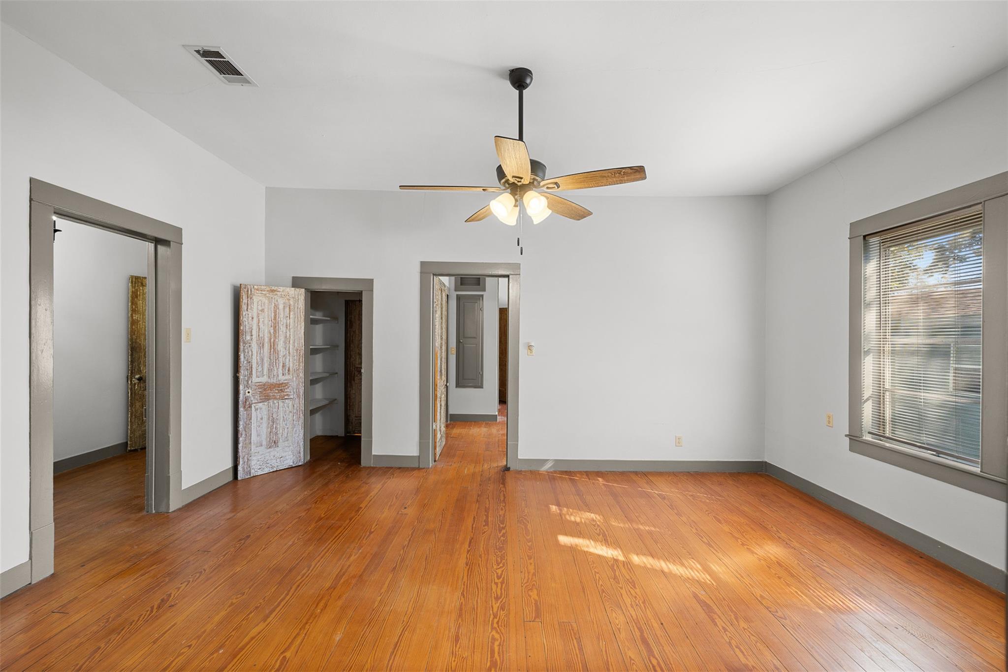 1002 N Banks St, Caldwell, TX 77836