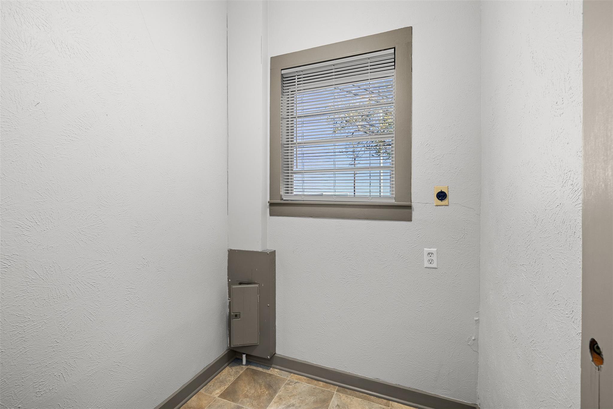 1002 N Banks St, Caldwell, TX 77836