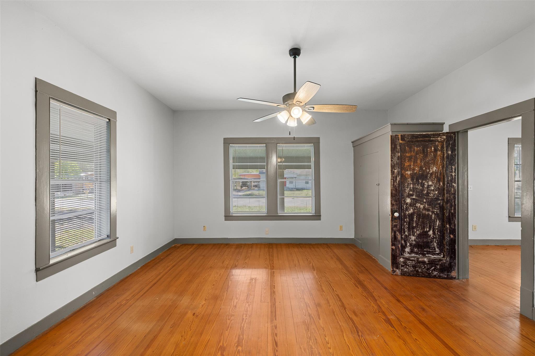 1002 N Banks St, Caldwell, TX 77836