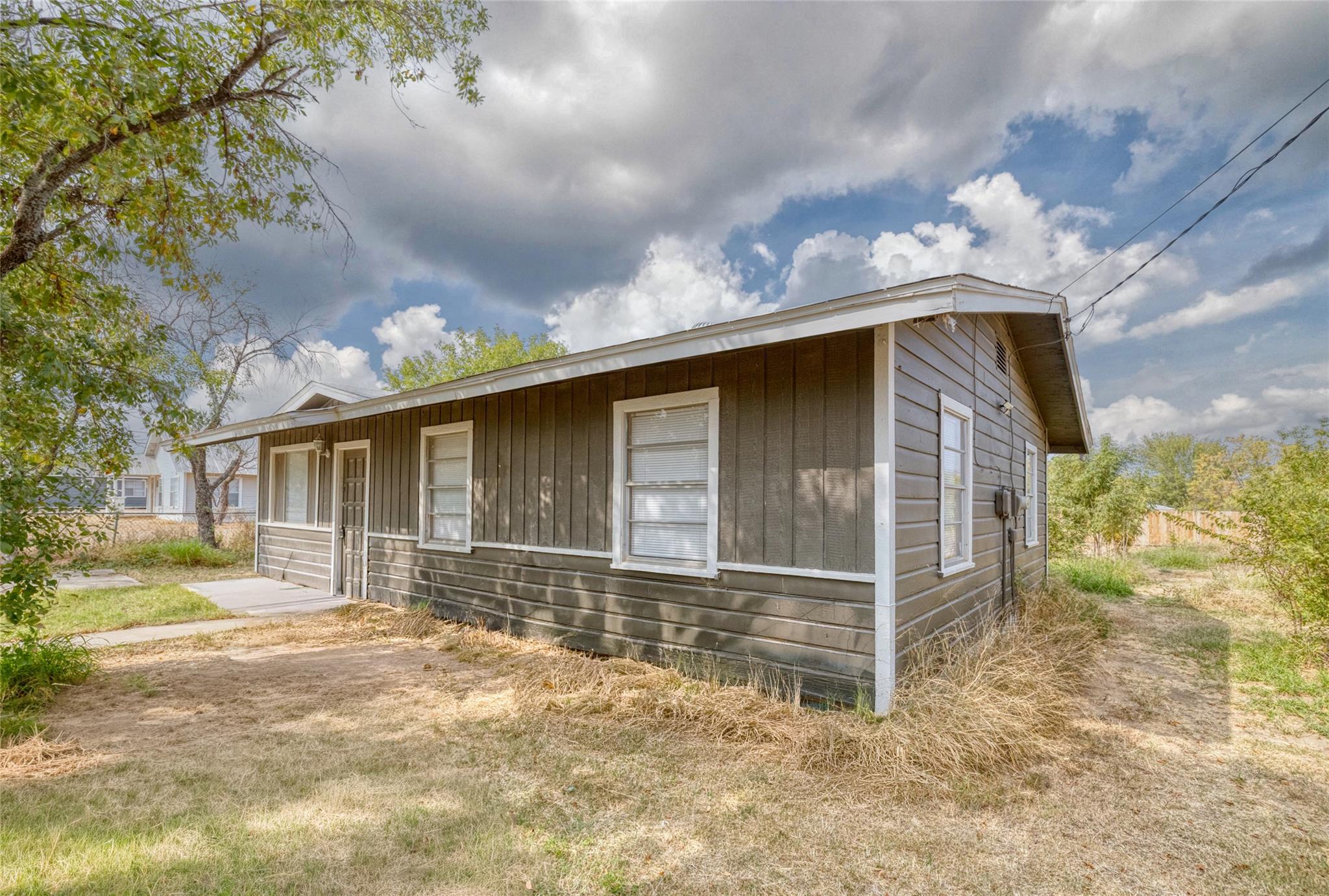 315 E Bexar St, Crystal City, TX 78839