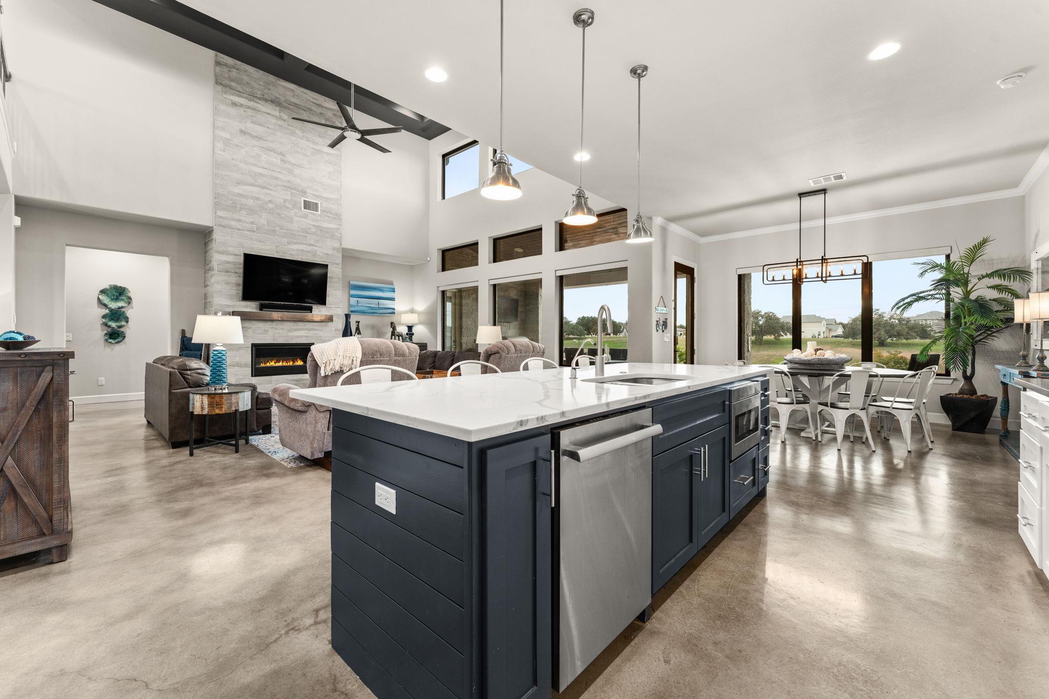 202 Clearwater Dr, Kingsland, TX 78639