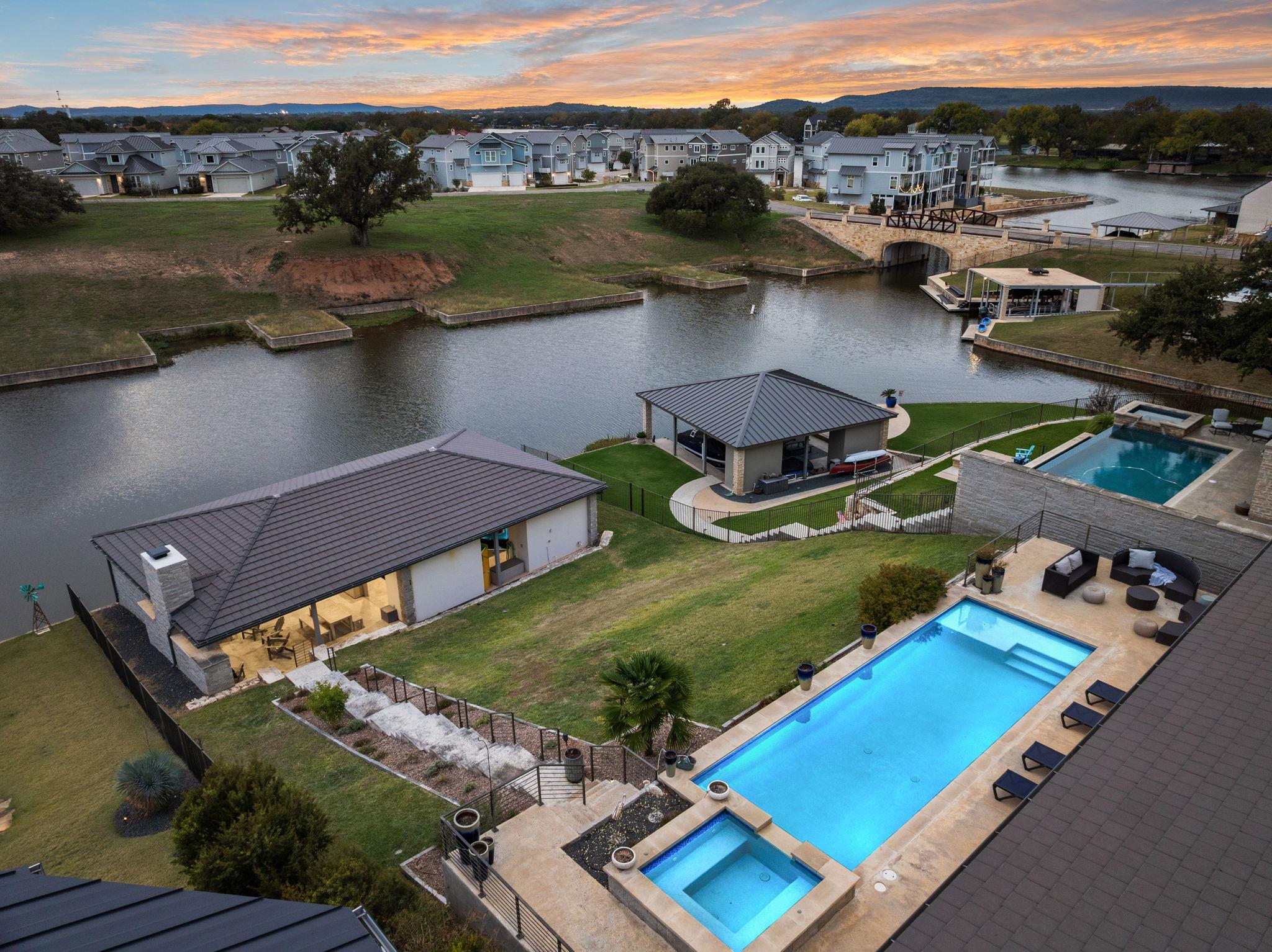 202 Clearwater Dr, Kingsland, TX 78639