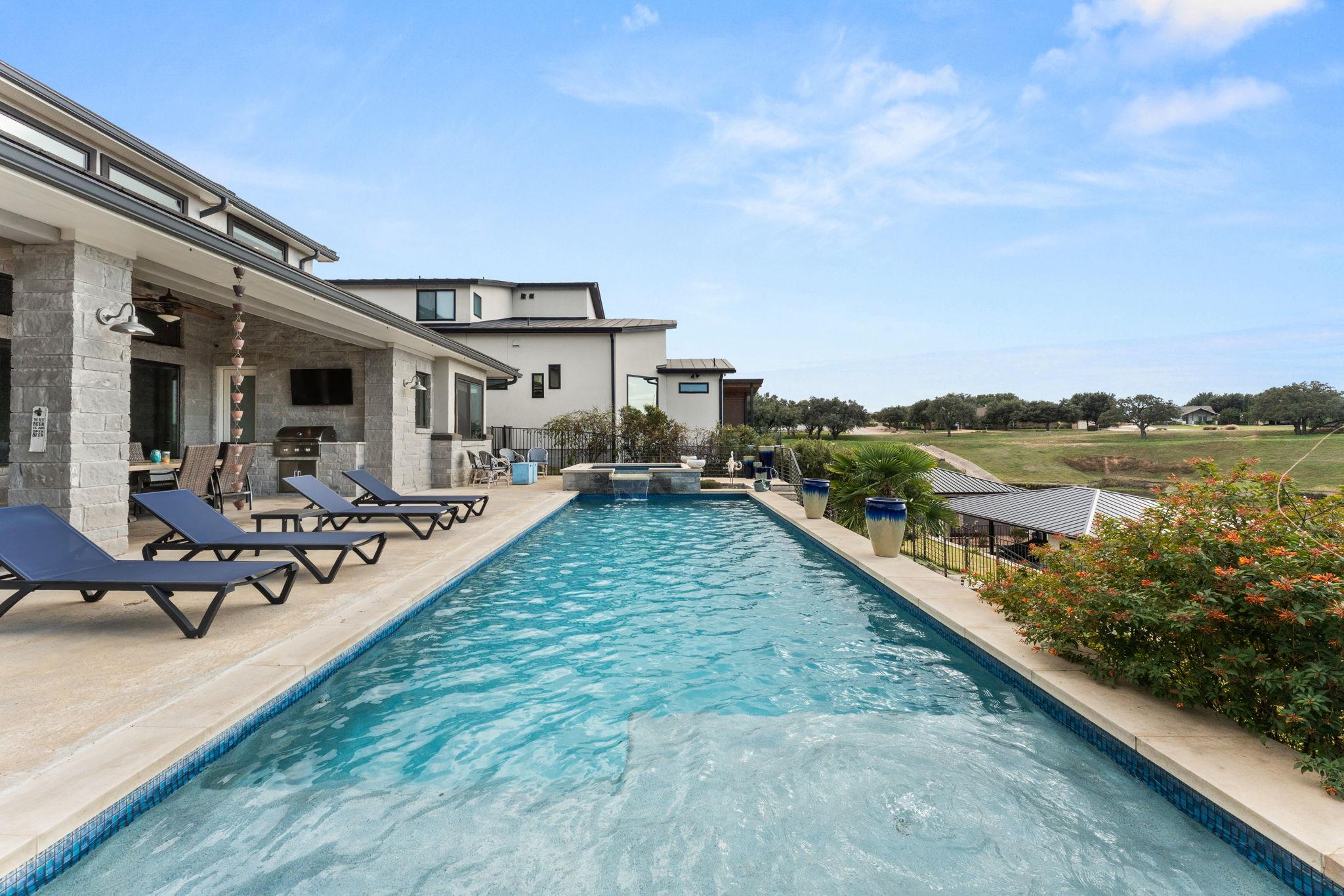 202 Clearwater Dr, Kingsland, TX 78639