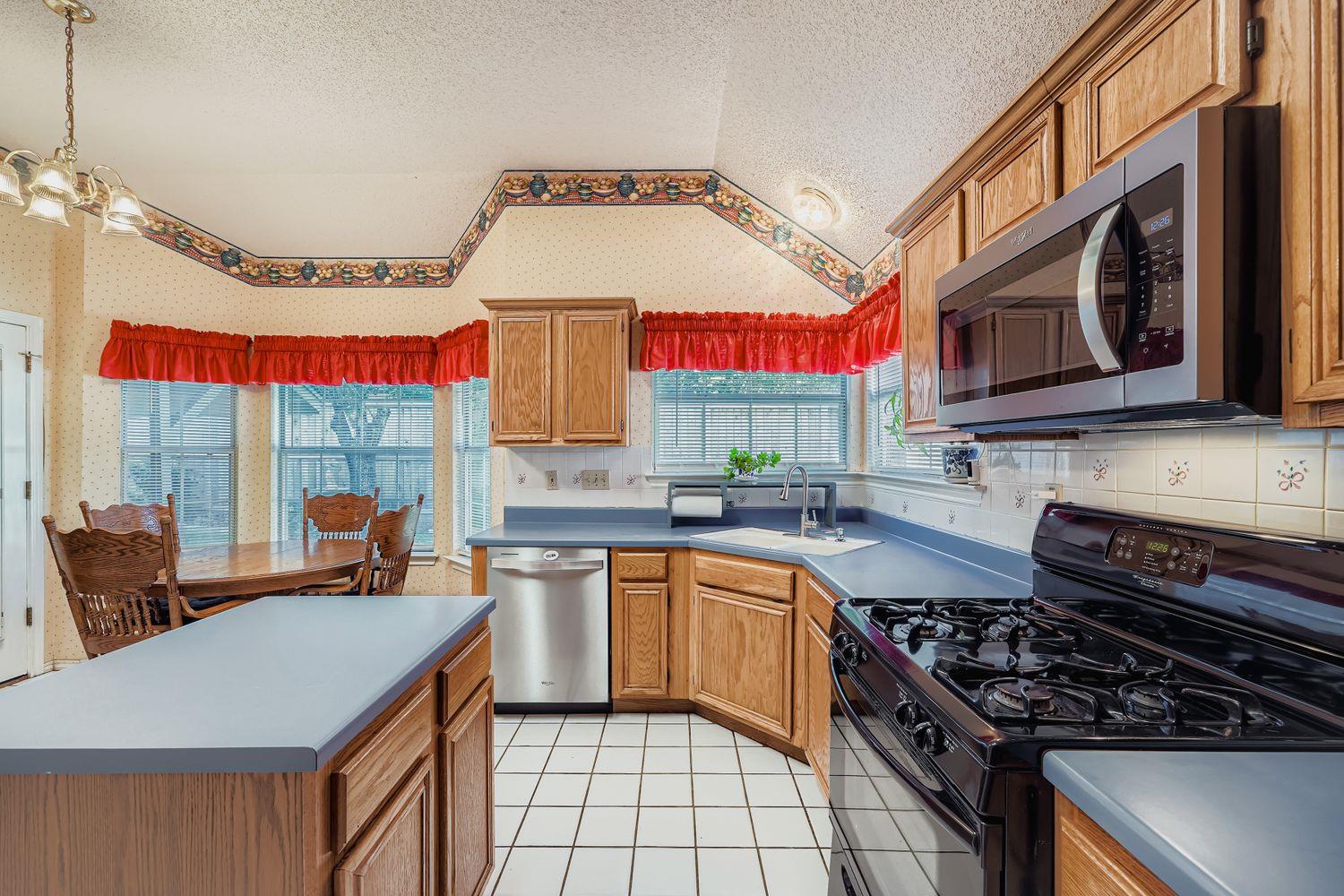 1209 Parrot Trl, Round Rock, TX 78681