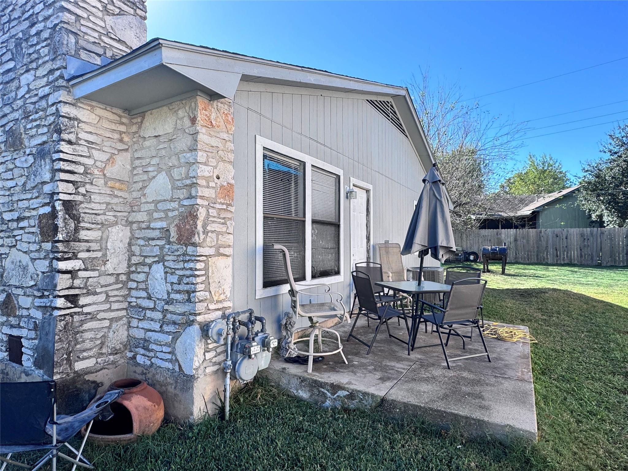 2709 Sunny Ln, Taylor, TX 76574