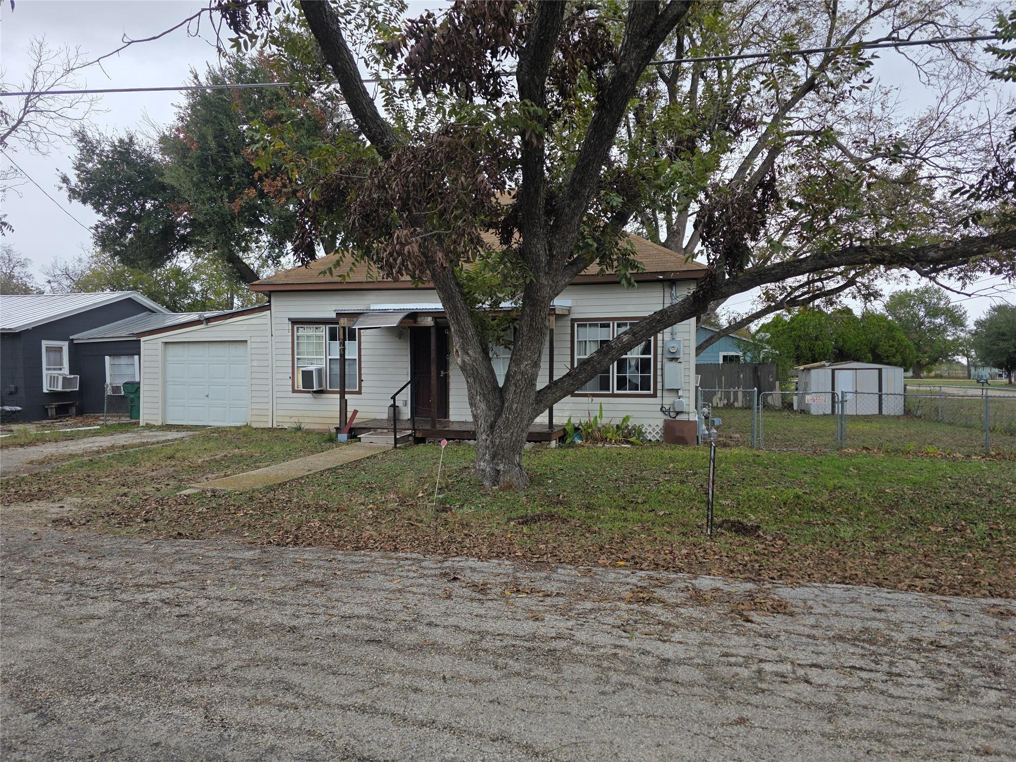 200 W Moerbe St, Thorndale, TX 76577