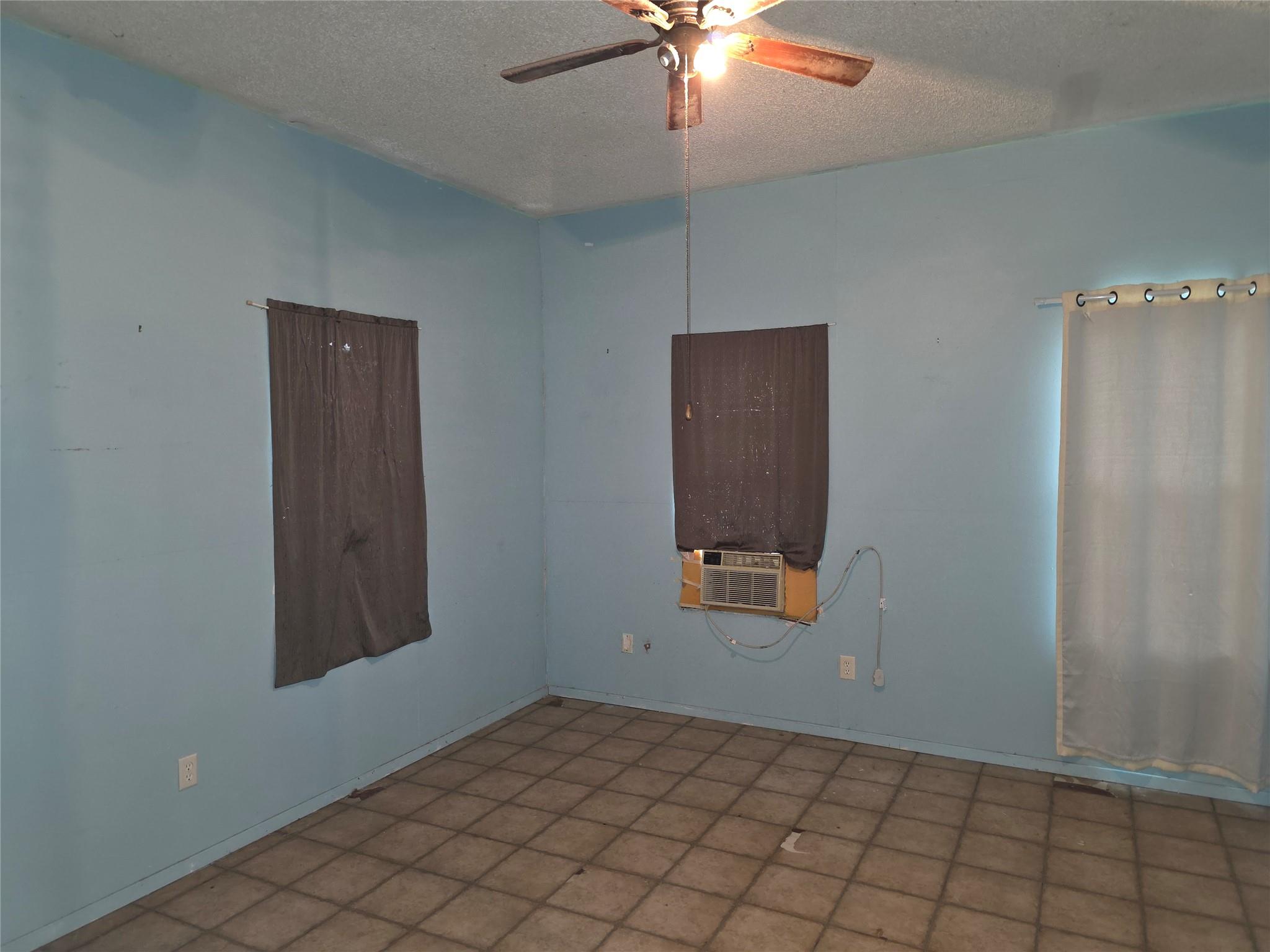 200 W Moerbe St, Thorndale, TX 76577