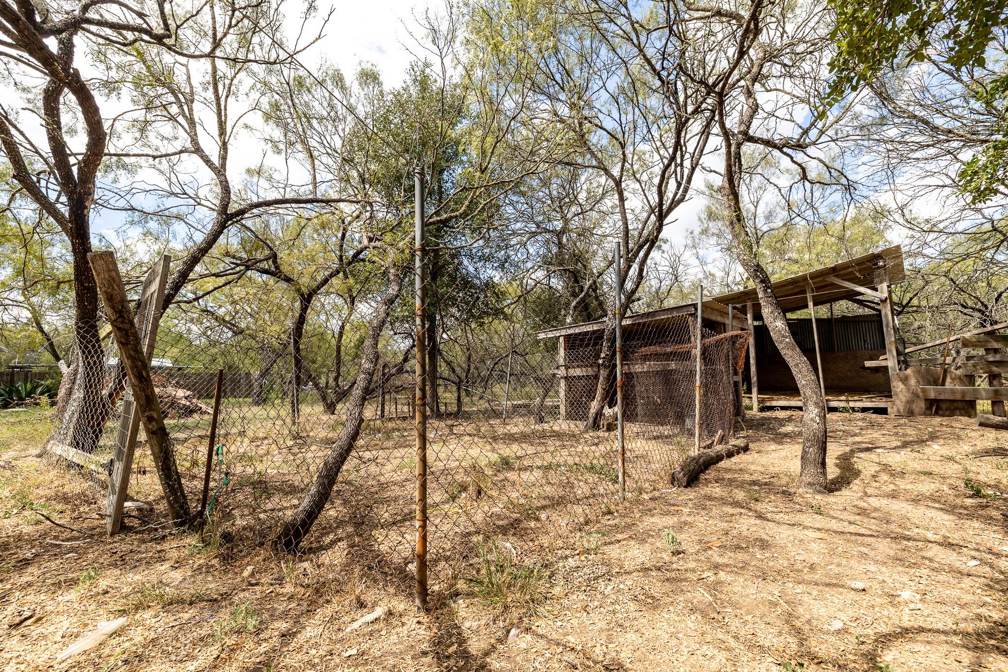 310 Union Hill Rd, Luling, TX 78648