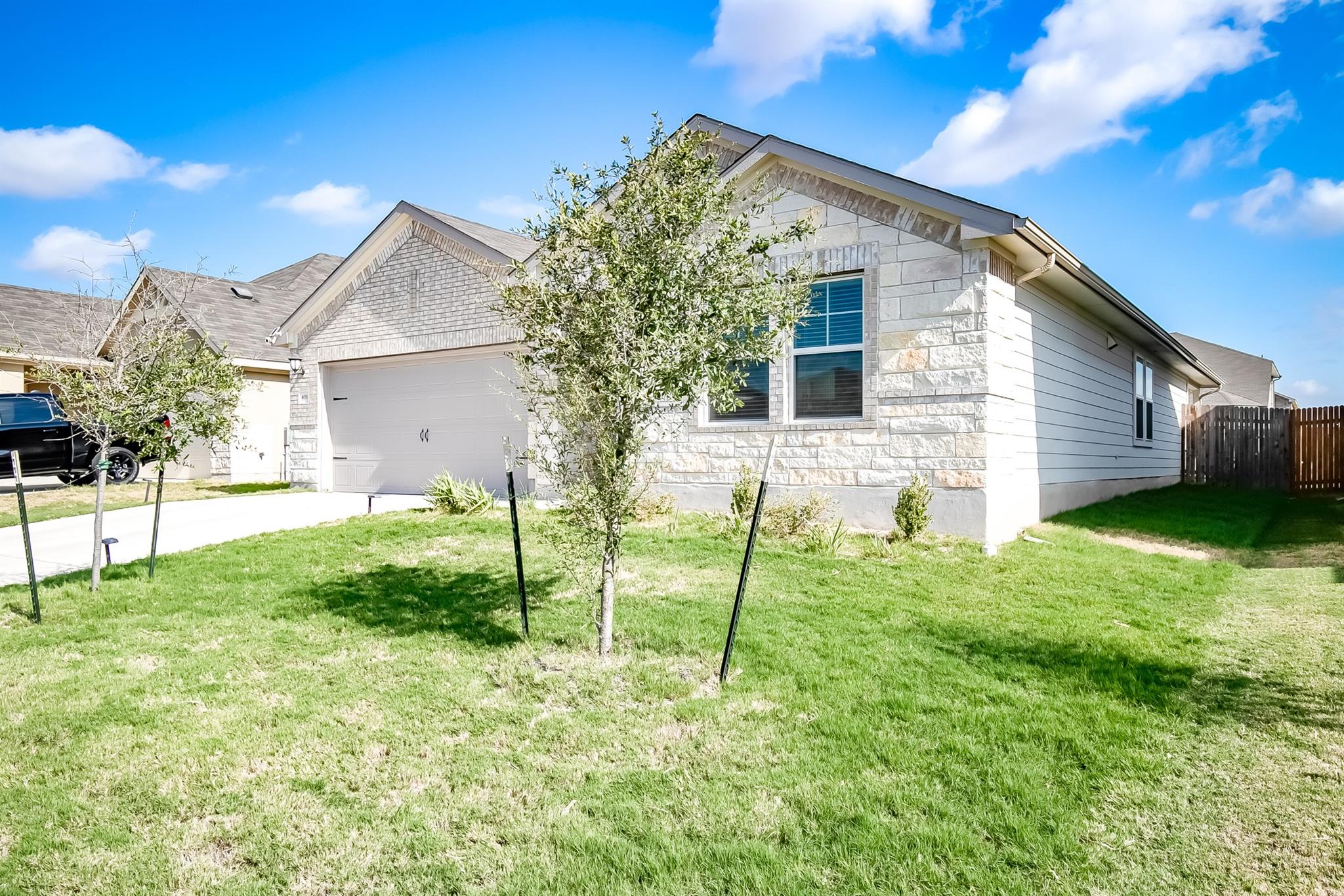 403 Grapefruit Rd, Hutto, TX 78634