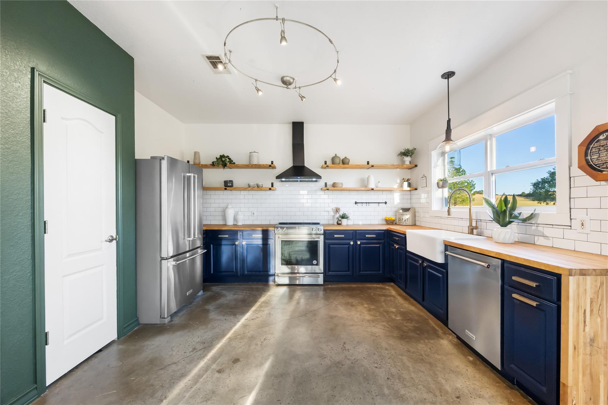 245 Country Lane Ln, McDade, TX 78650