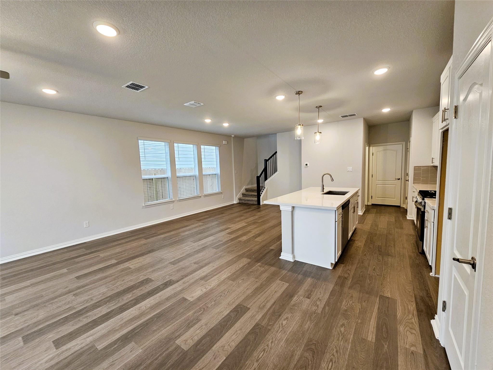 104 Greinert Dr, Taylor, TX 76574