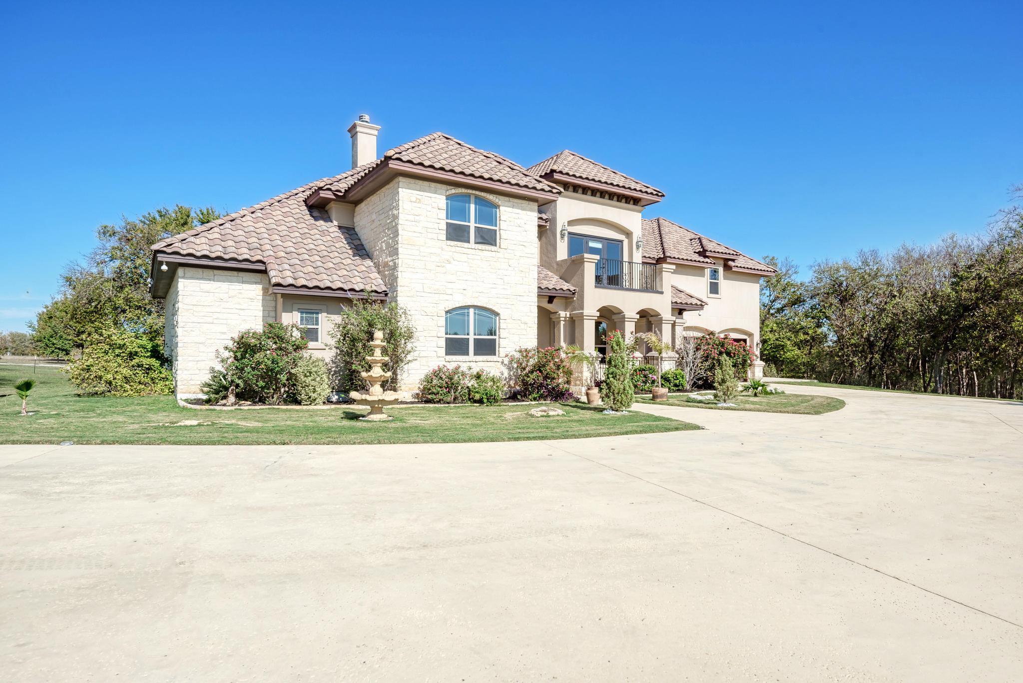 104 Spring Valley St, Hutto, TX 78634