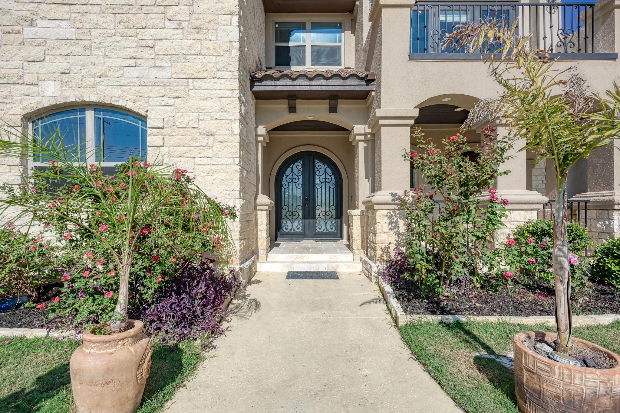 104 Spring Valley St, Hutto, TX 78634