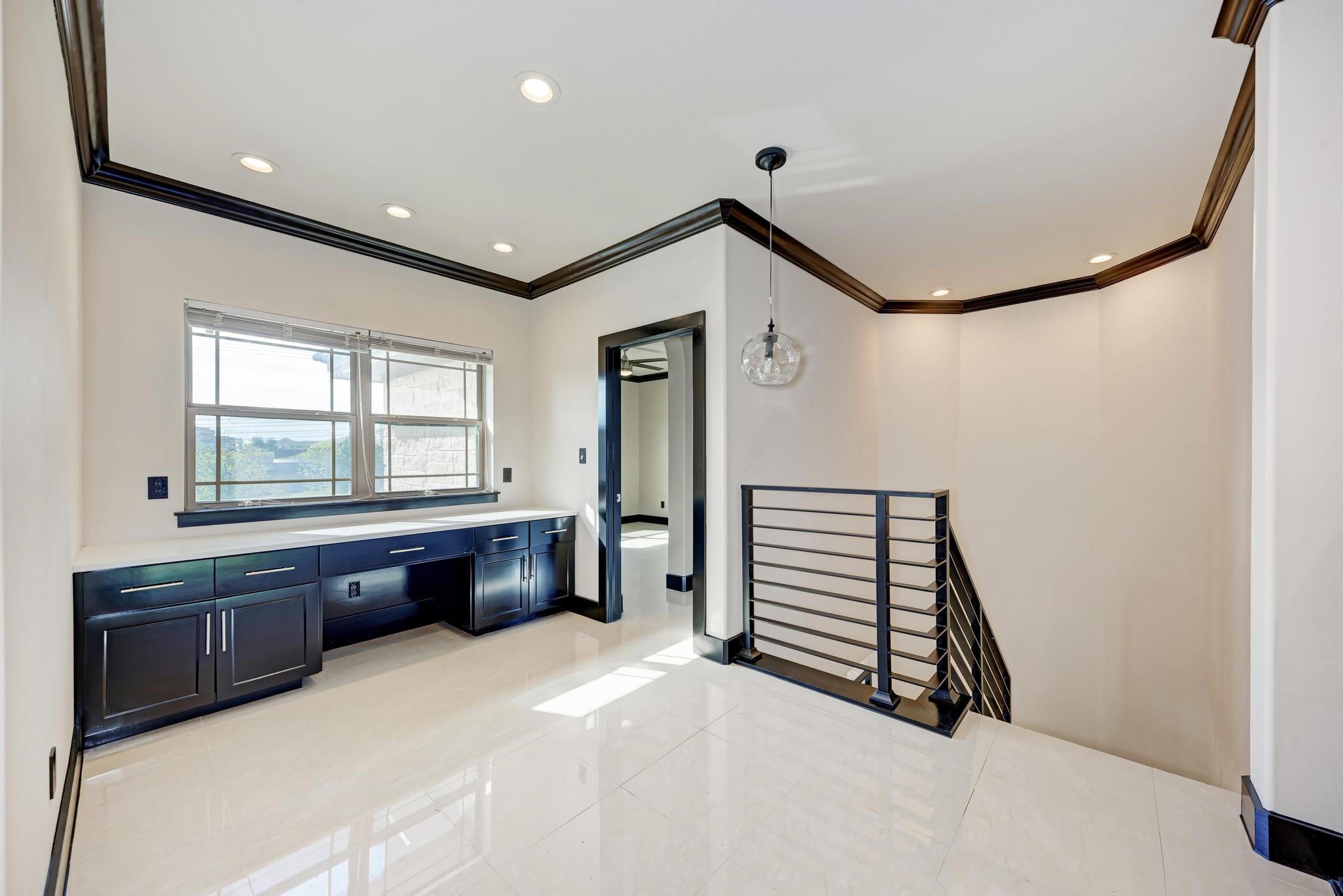 104 Spring Valley St, Hutto, TX 78634