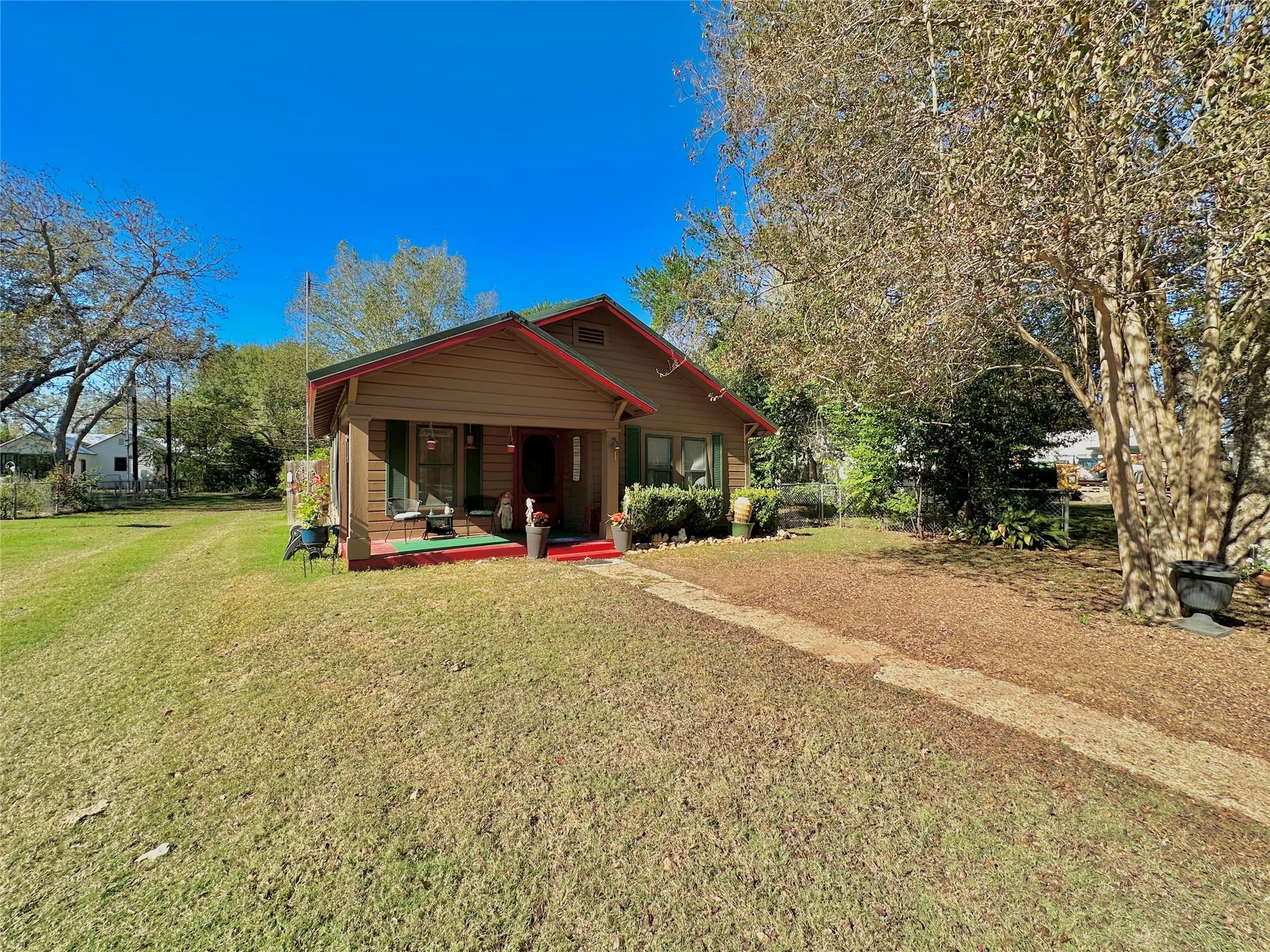 405 Mills St, Smithville, TX 78957