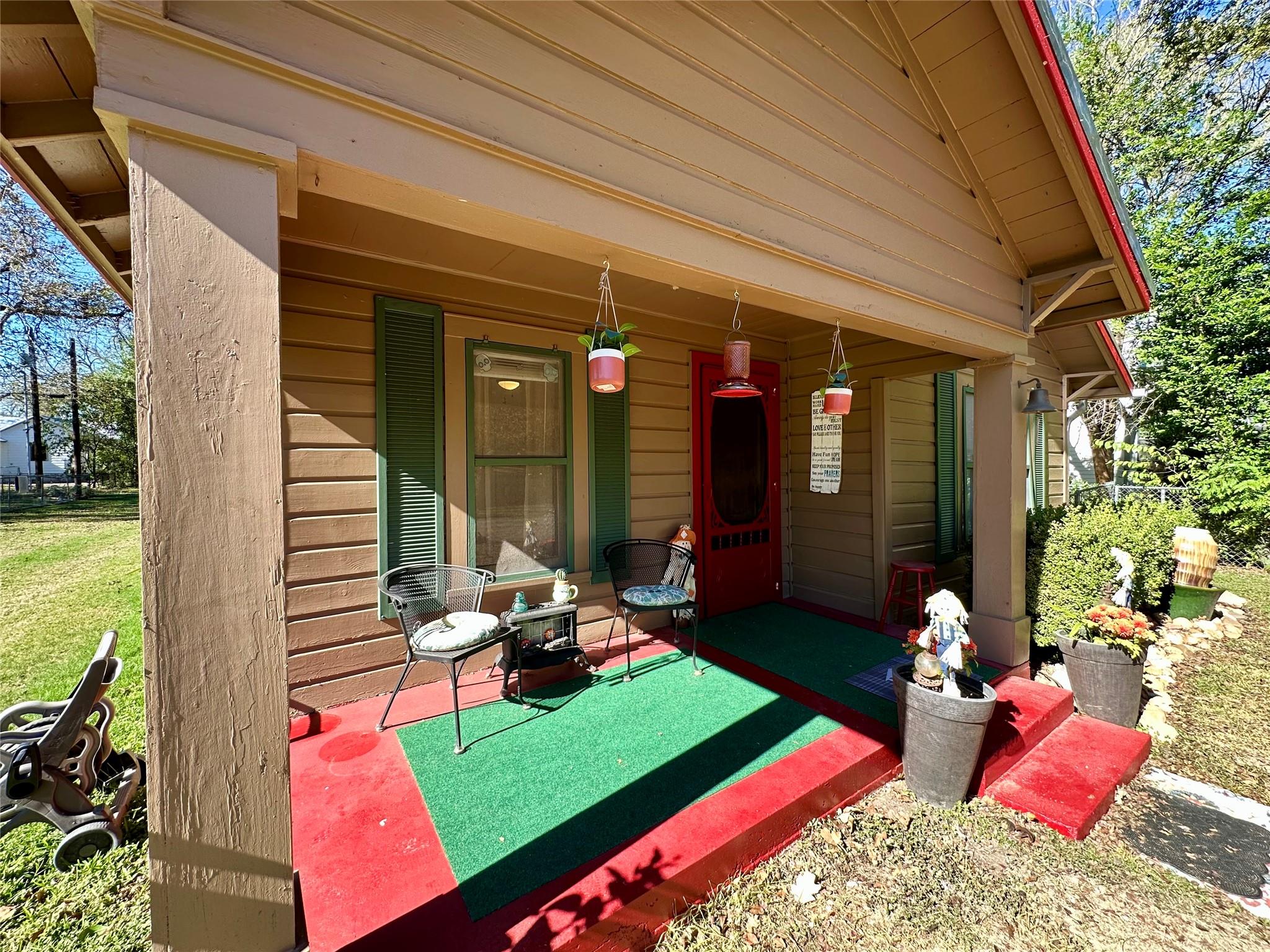 405 Mills St, Smithville, TX 78957