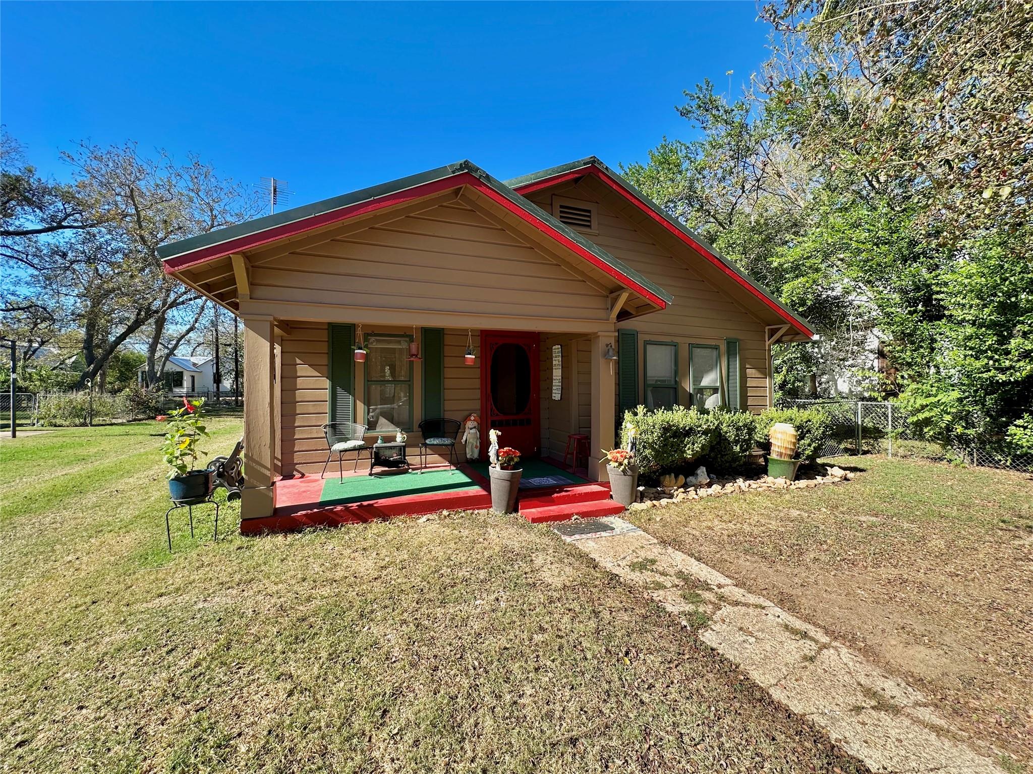 405 Mills St, Smithville, TX 78957