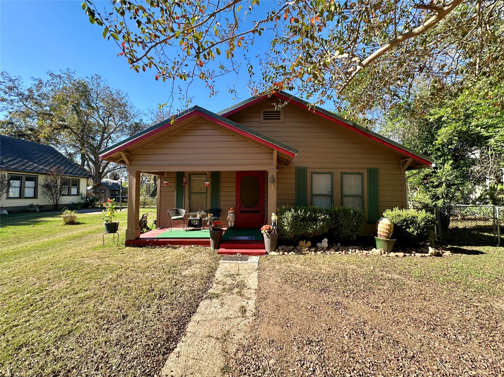 405 Mills St, Smithville, TX 78957