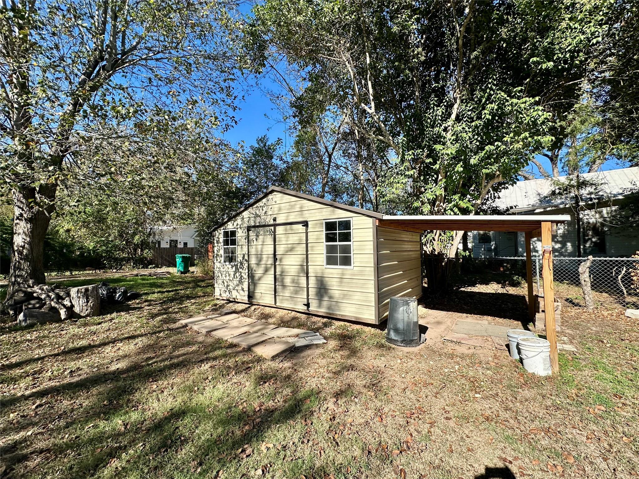 405 Mills St, Smithville, TX 78957