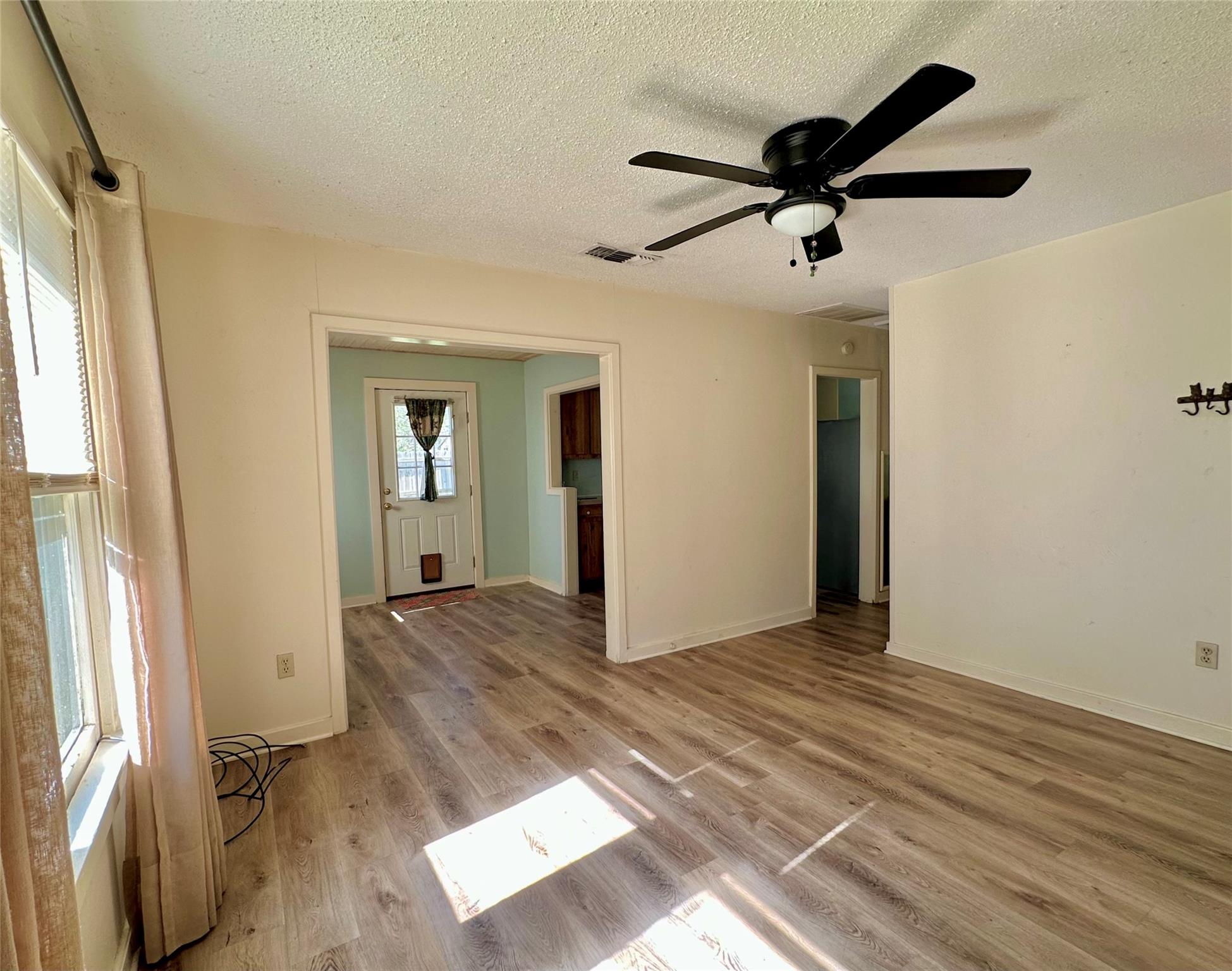 405 Mills St, Smithville, TX 78957