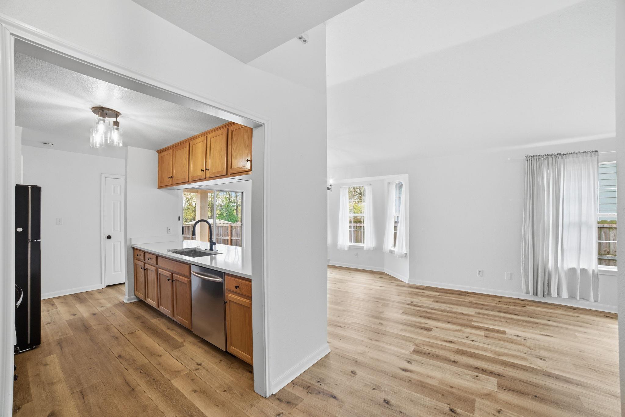 104 S Mockingbird Cir, Cedar Creek, TX 78612