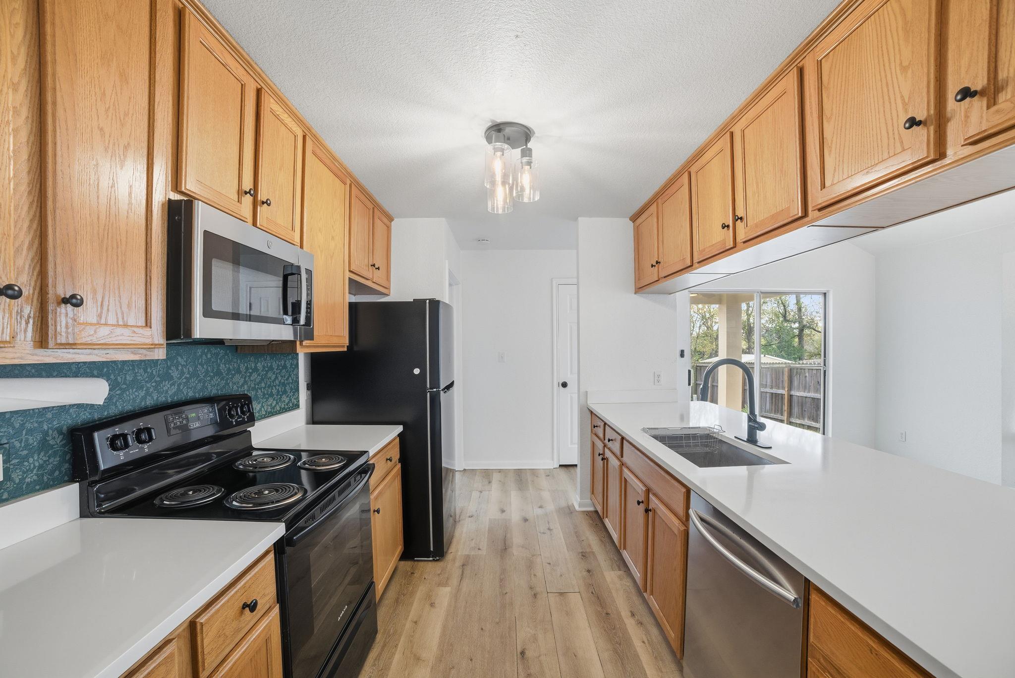 104 S Mockingbird Cir, Cedar Creek, TX 78612