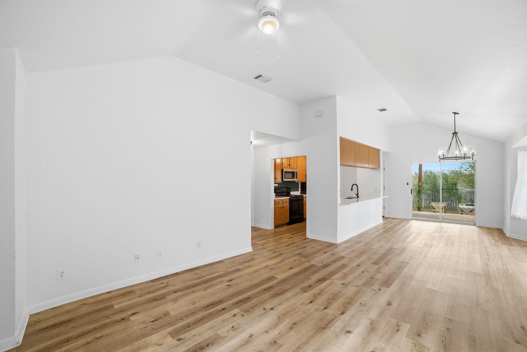 104 S Mockingbird Cir, Cedar Creek, TX 78612