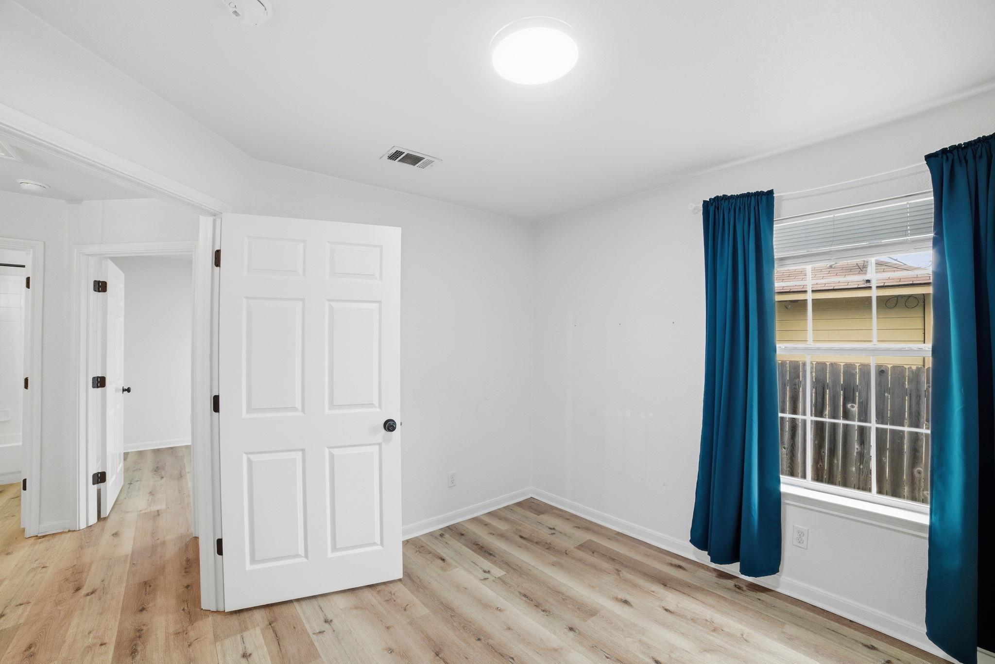 104 S Mockingbird Cir, Cedar Creek, TX 78612