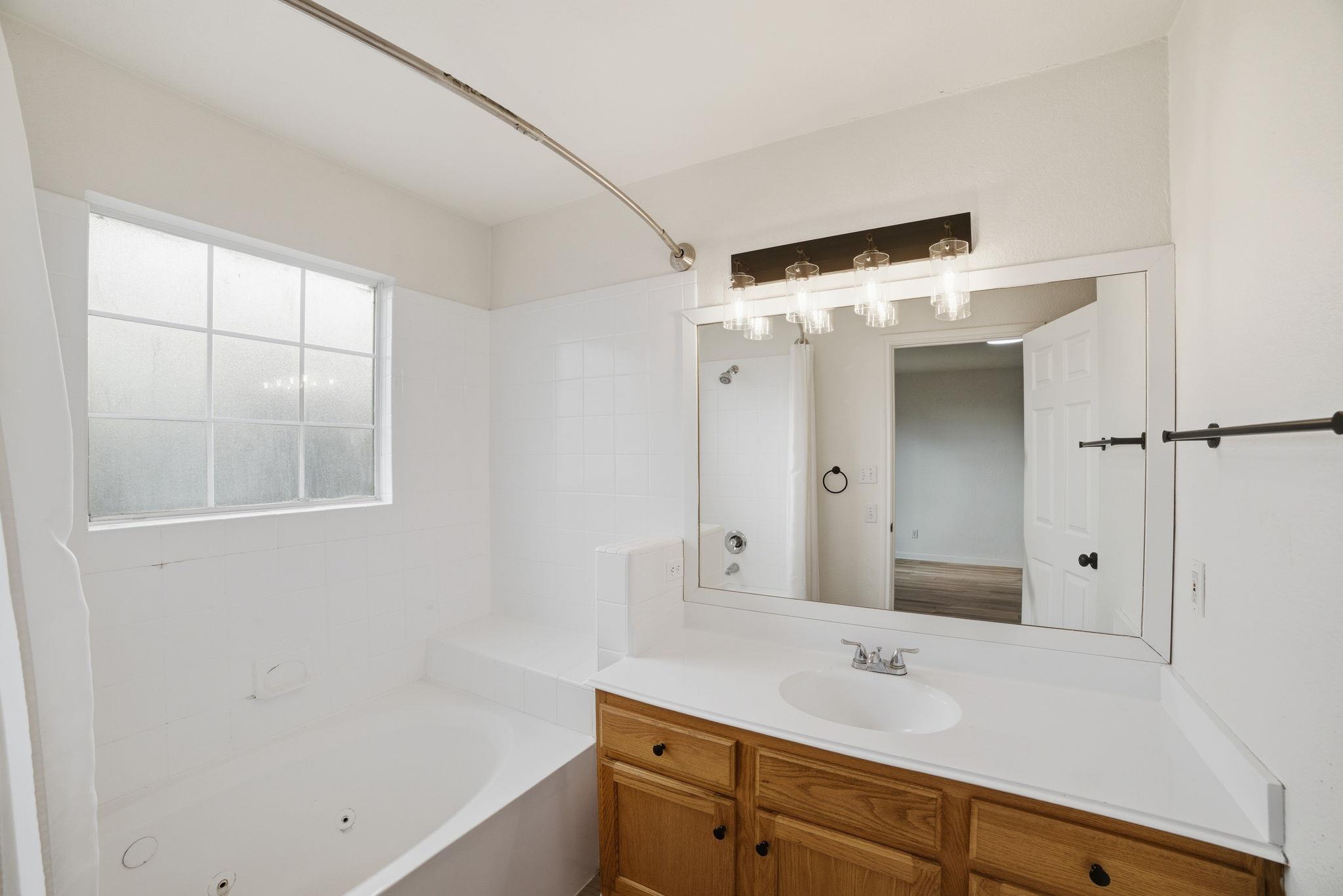 104 S Mockingbird Cir, Cedar Creek, TX 78612