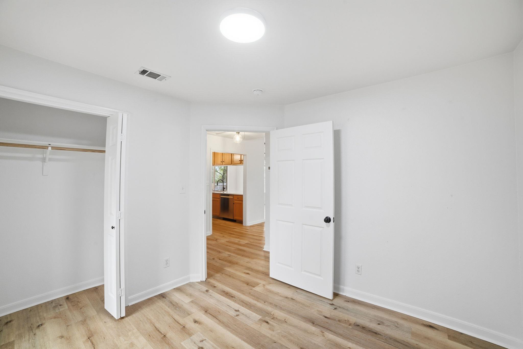 104 S Mockingbird Cir, Cedar Creek, TX 78612