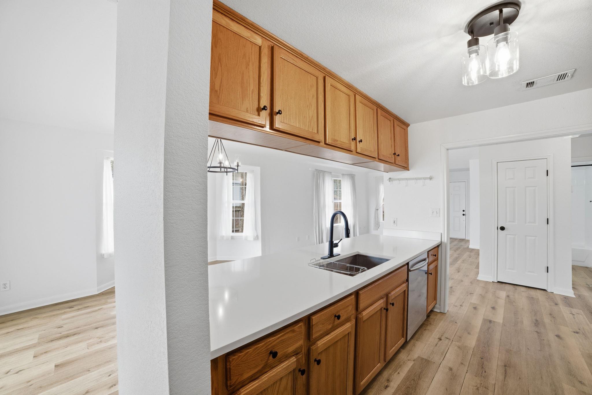 104 S Mockingbird Cir, Cedar Creek, TX 78612