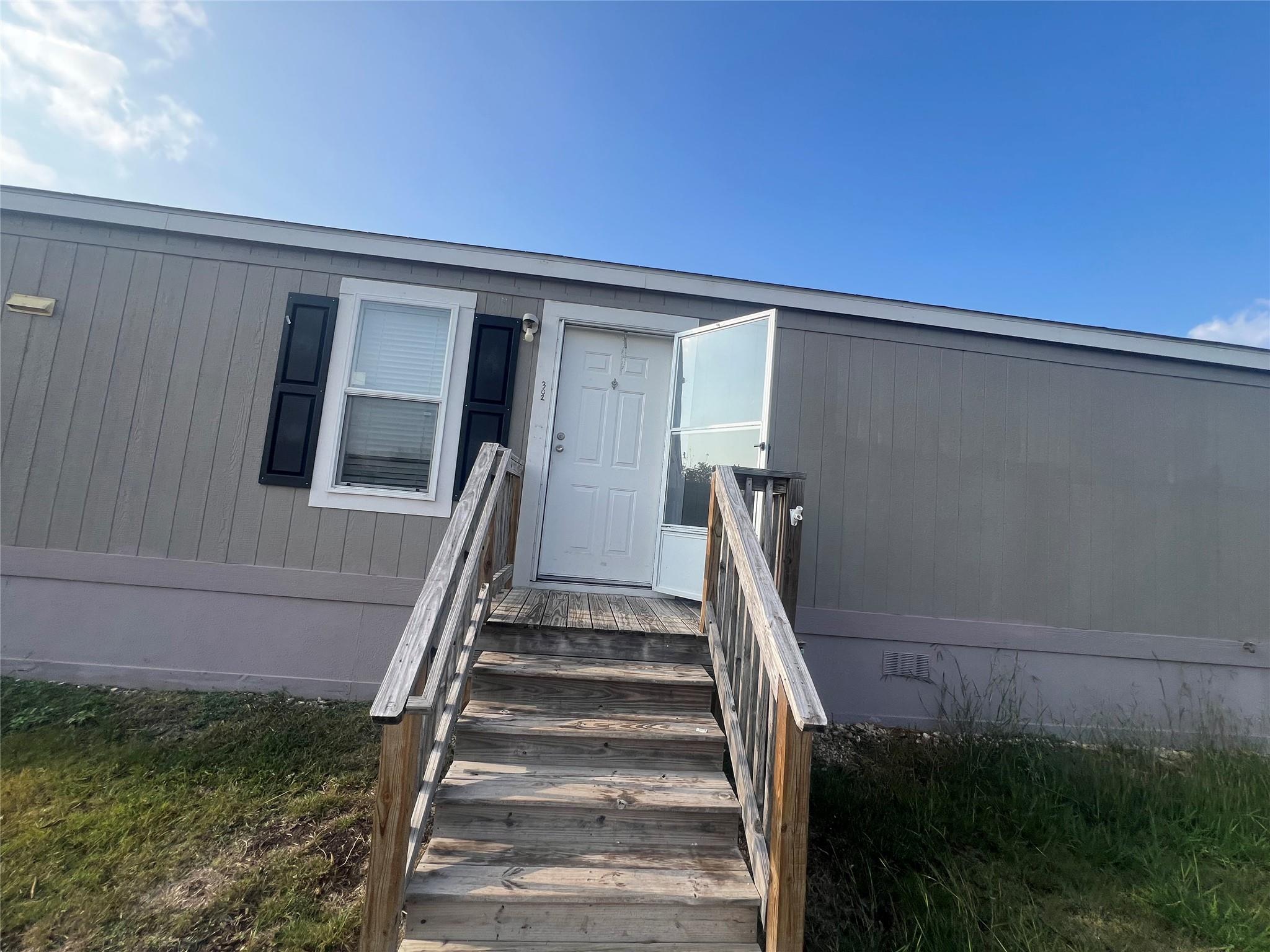 302 Sparrow Ln, Kyle, TX 78640