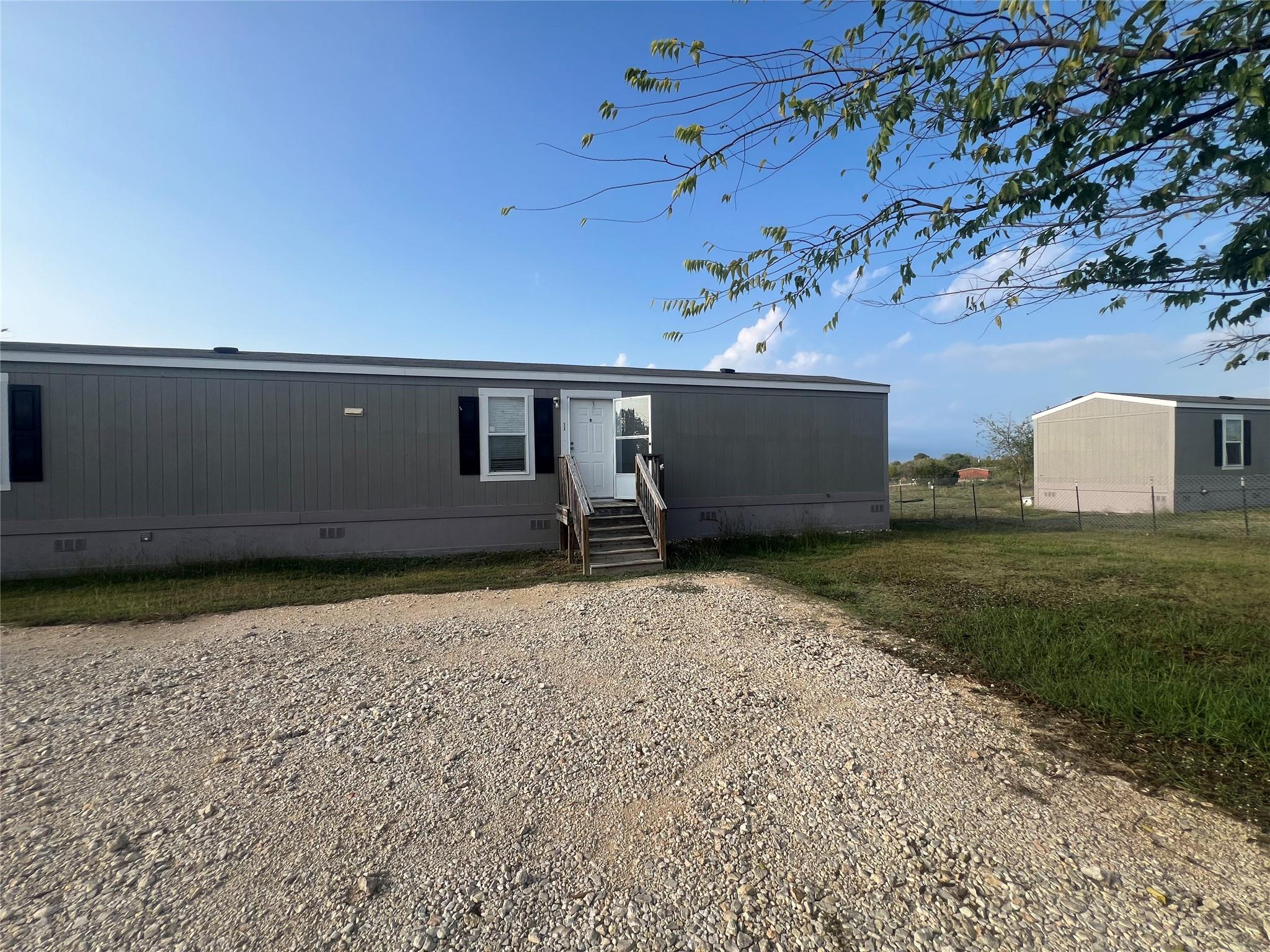 302 Sparrow Ln, Kyle, TX 78640