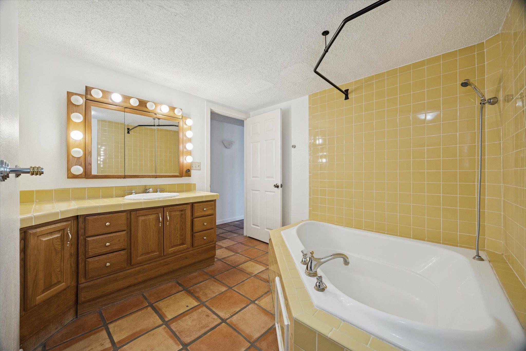 1091 Alta Vista Rd, Spicewood, TX 78669