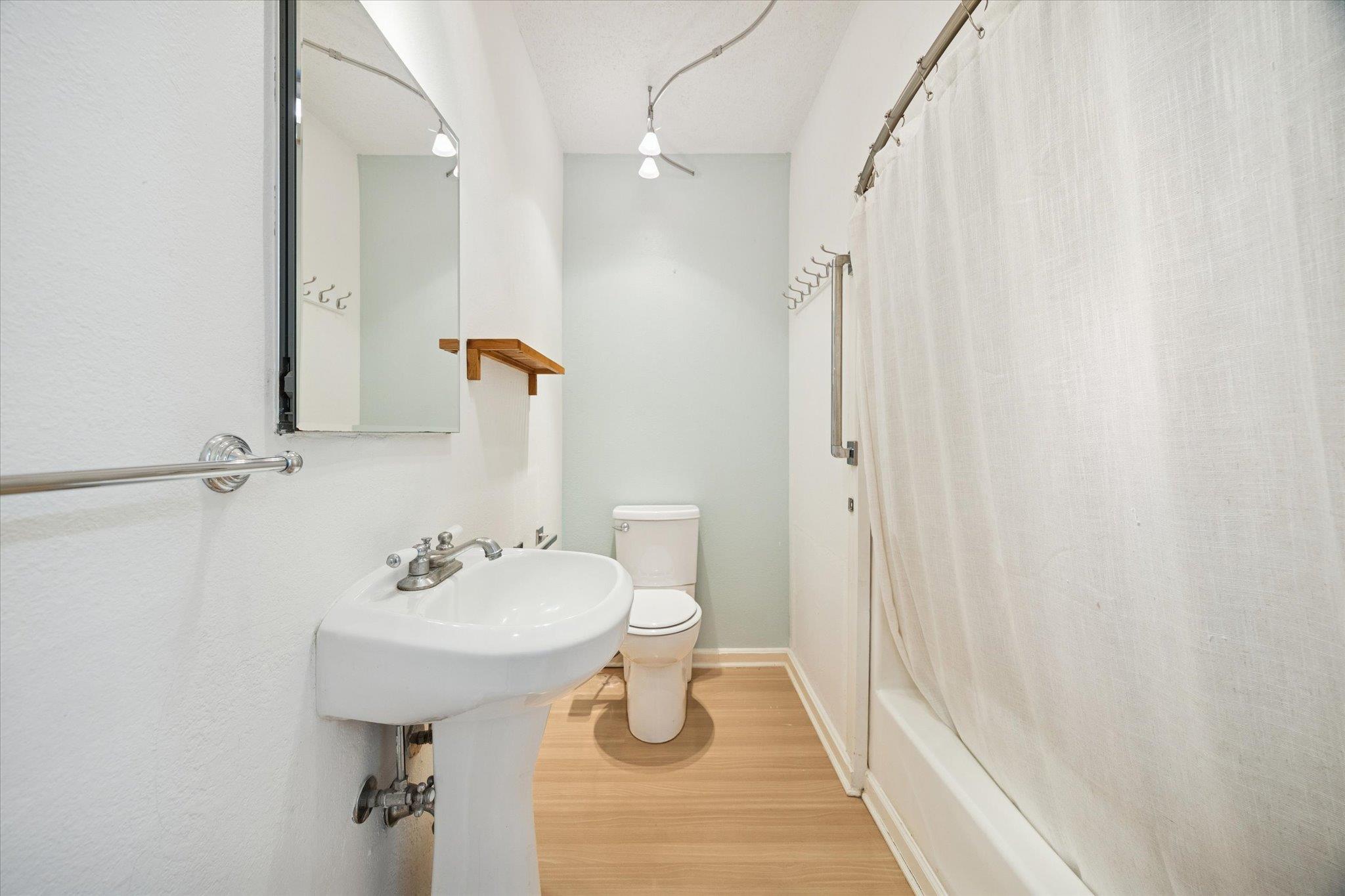 1091 Alta Vista Rd, Spicewood, TX 78669