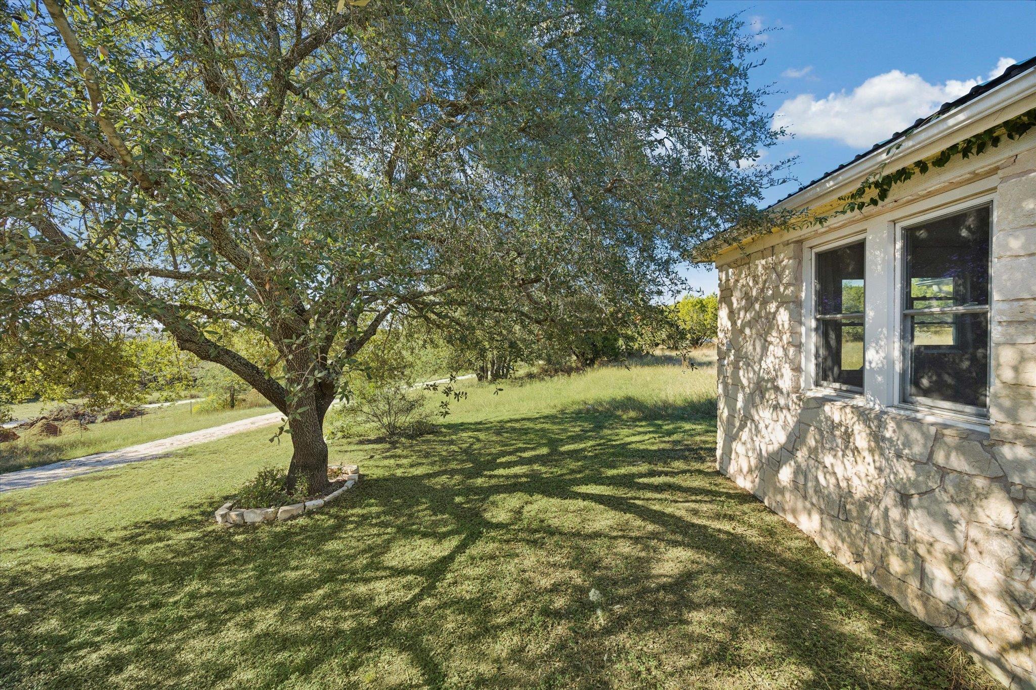 1091 Alta Vista Rd, Spicewood, TX 78669