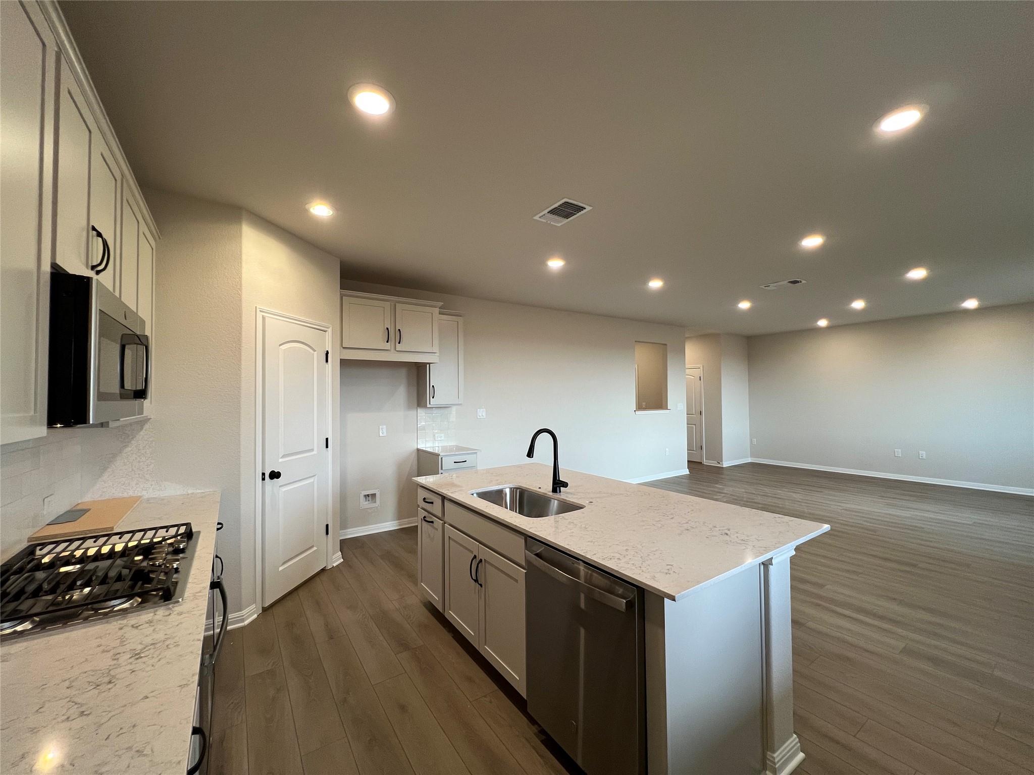 310 Willow Heights Dr, Hutto, TX 78634