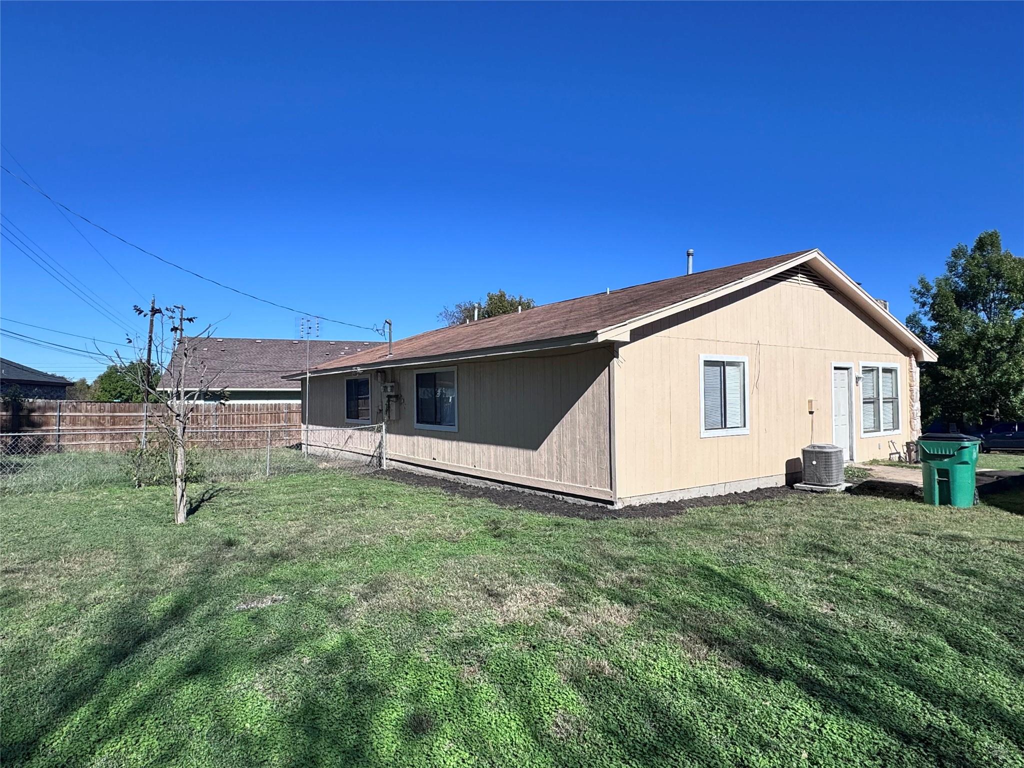 2711 Sunny Ln, Taylor, TX 76574