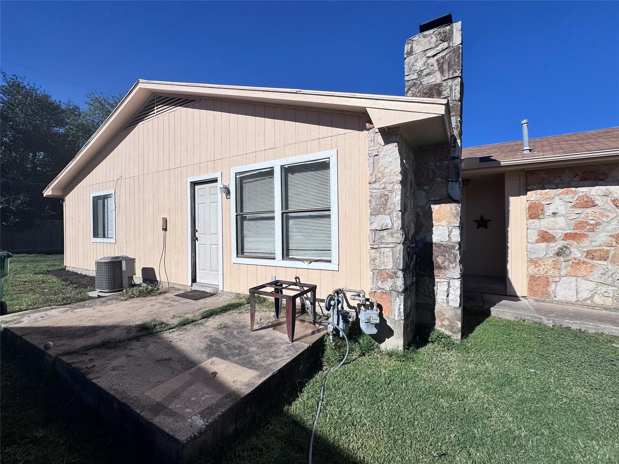 2711 Sunny Ln, Taylor, TX 76574