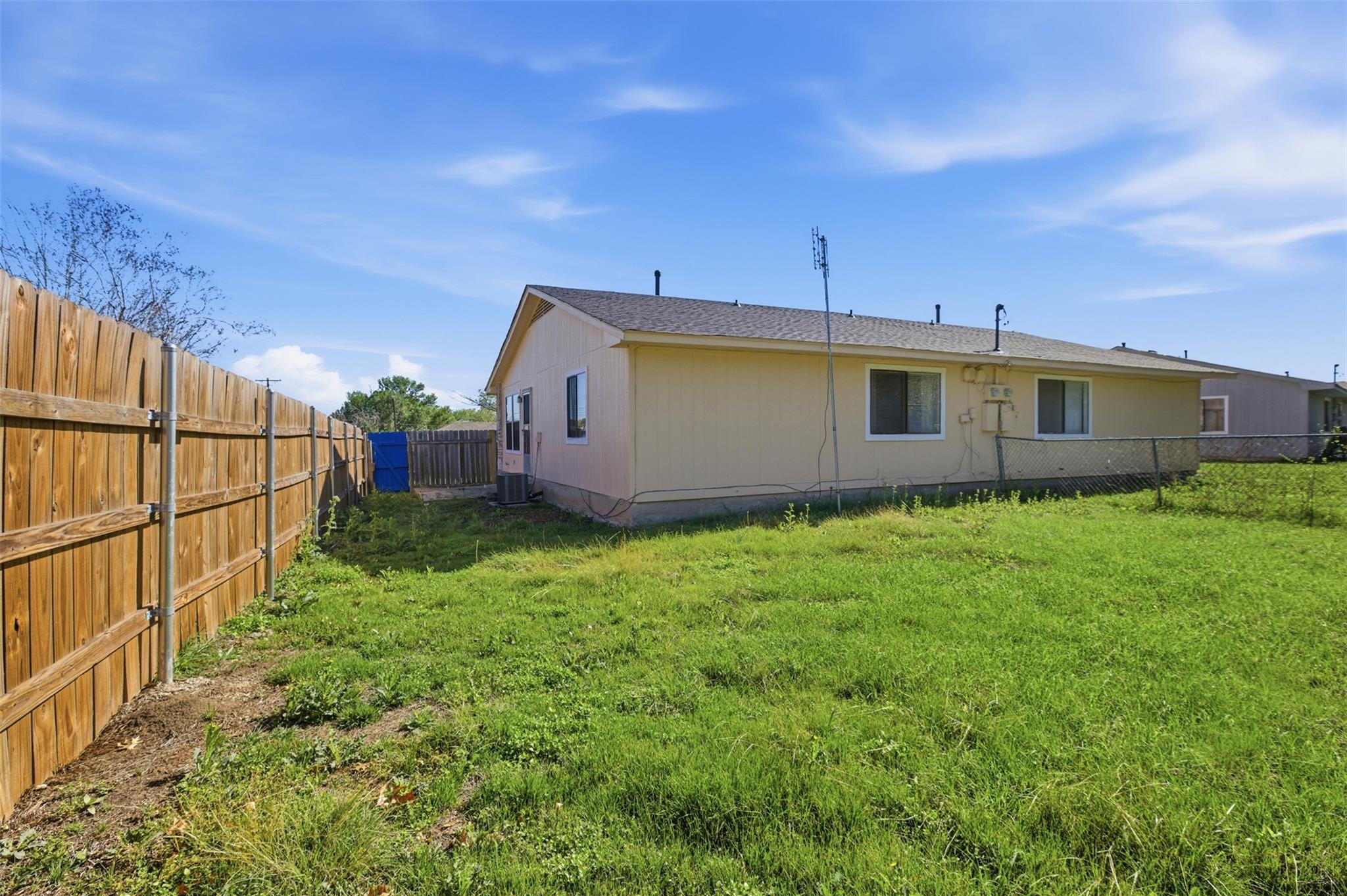 2711 Sunny Ln, Taylor, TX 76574