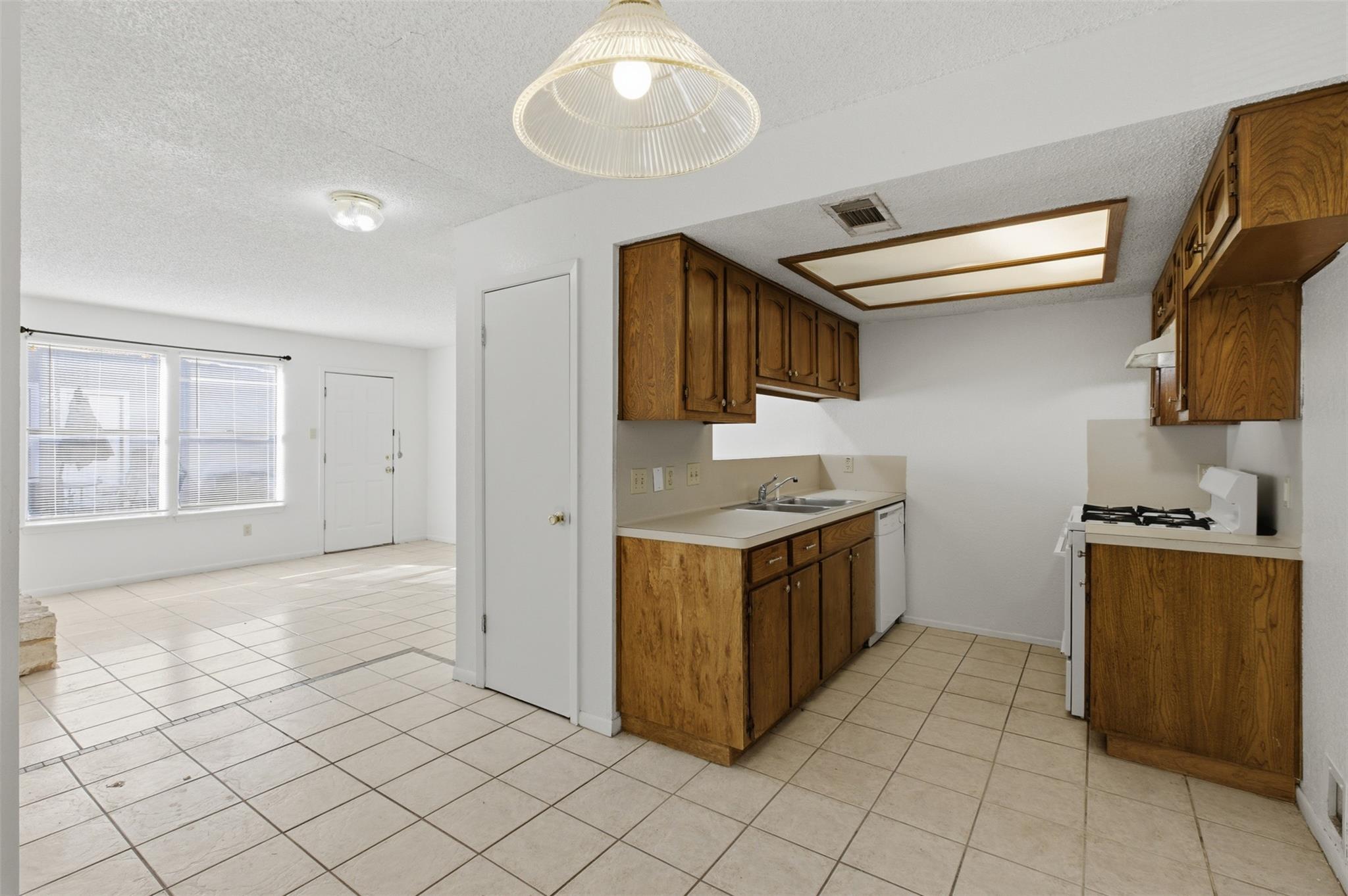 2711 Sunny Ln, Taylor, TX 76574