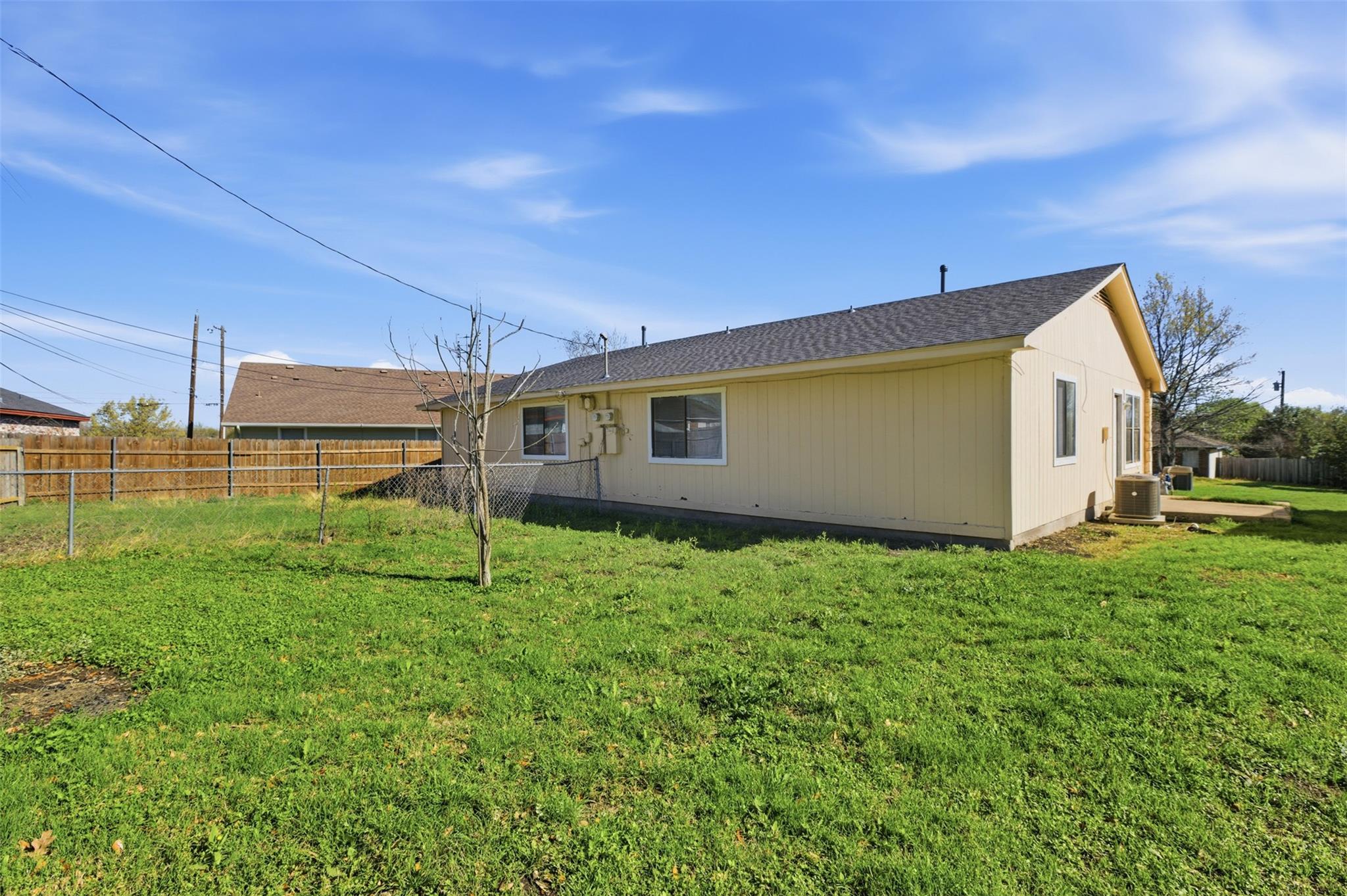 2711 Sunny Ln, Taylor, TX 76574