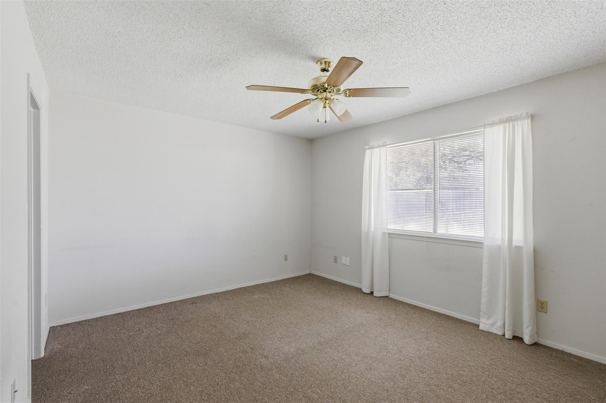 2711 Sunny Ln, Taylor, TX 76574