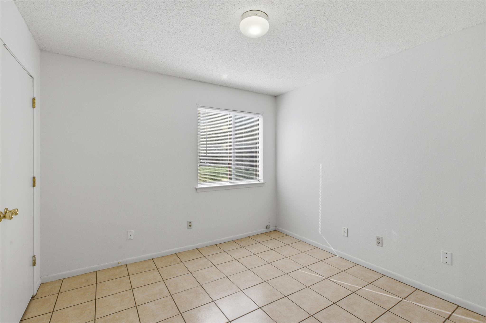 2711 Sunny Ln, Taylor, TX 76574