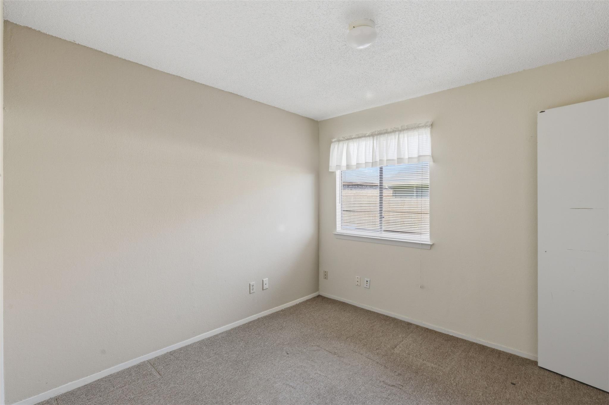 2711 Sunny Ln, Taylor, TX 76574