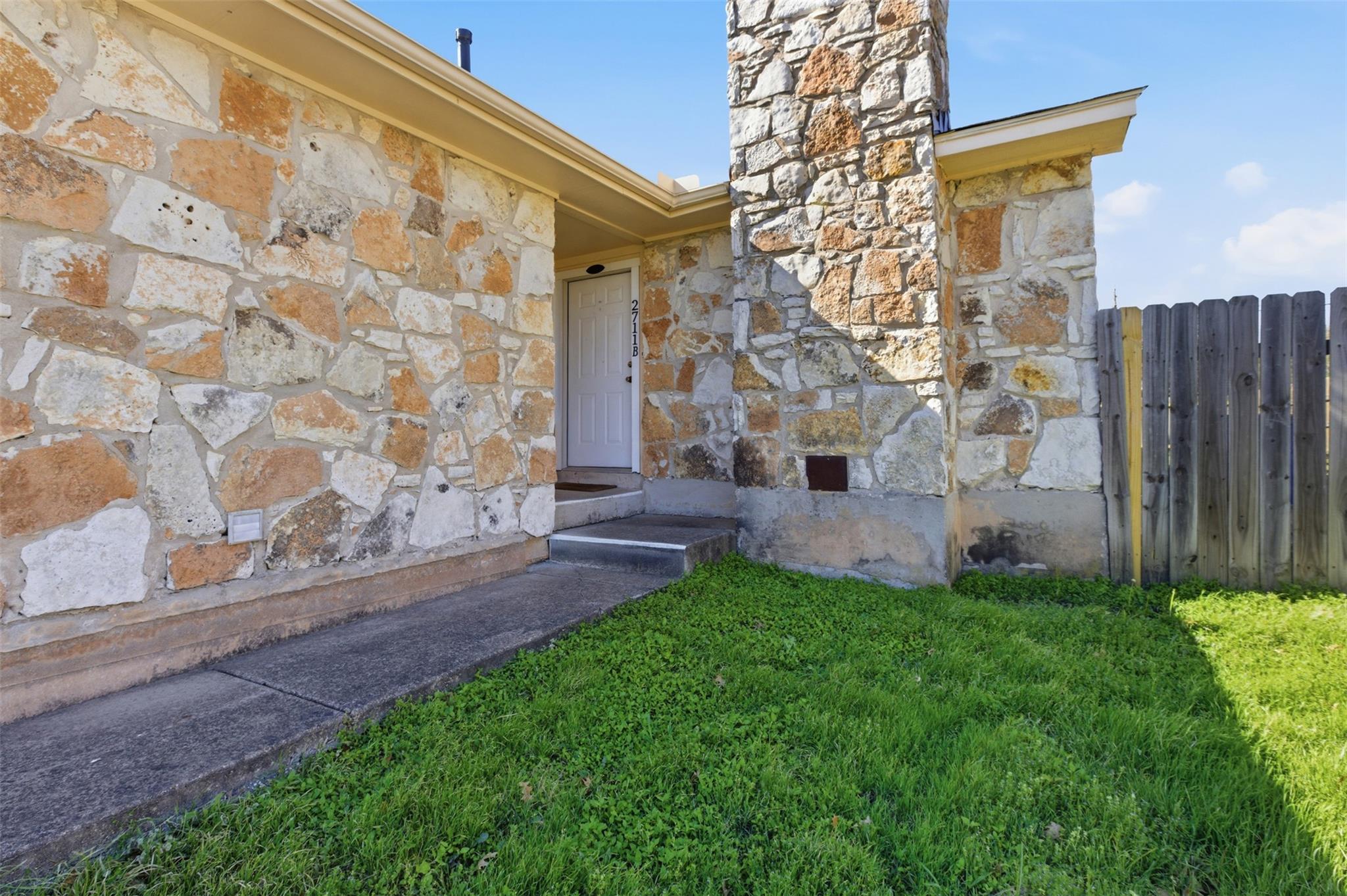 2711 Sunny Ln, Taylor, TX 76574