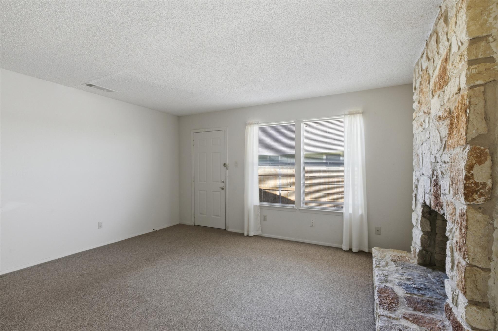 2711 Sunny Ln, Taylor, TX 76574