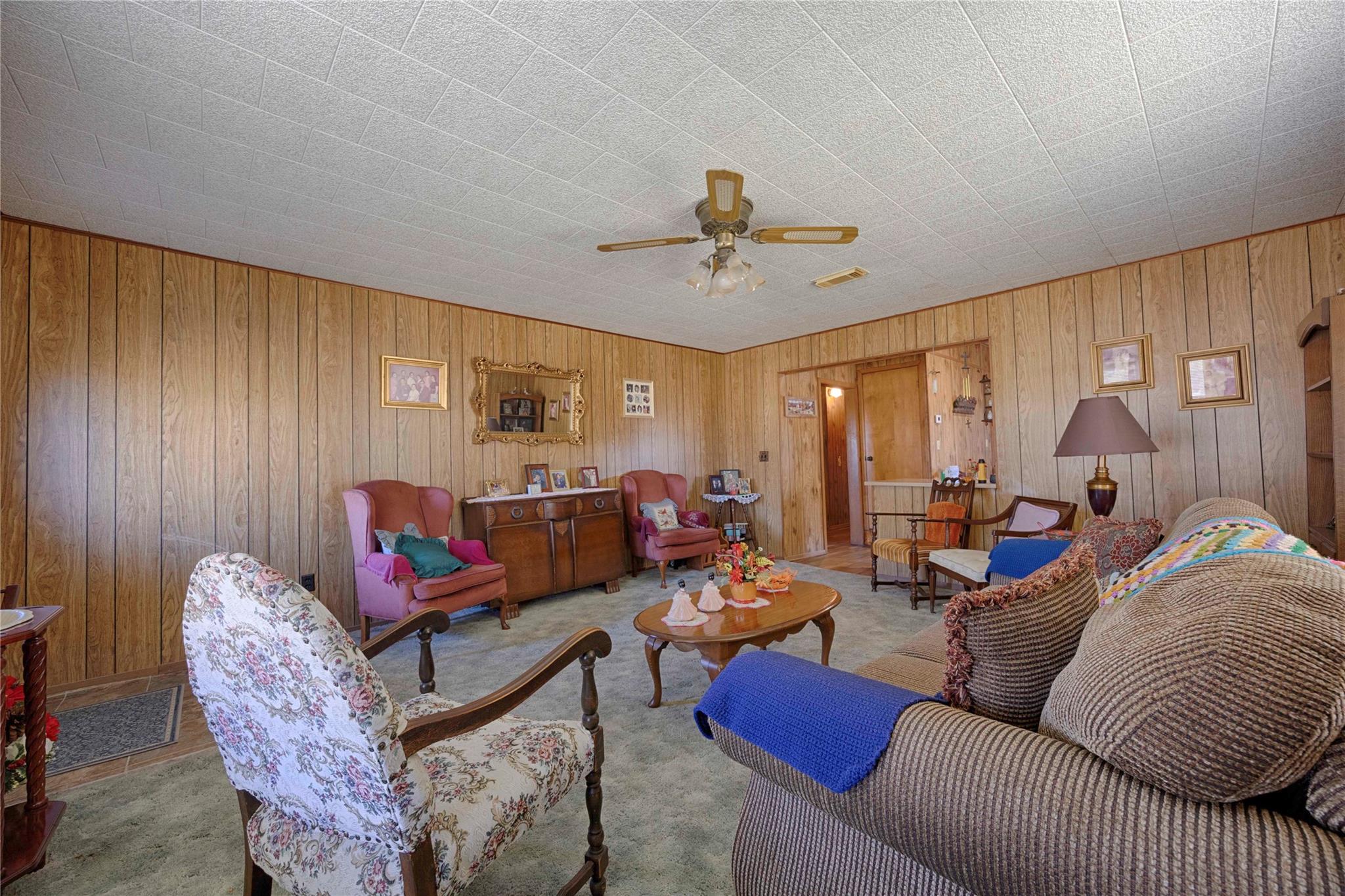 602 E Post Office St, Weimar, TX 78962