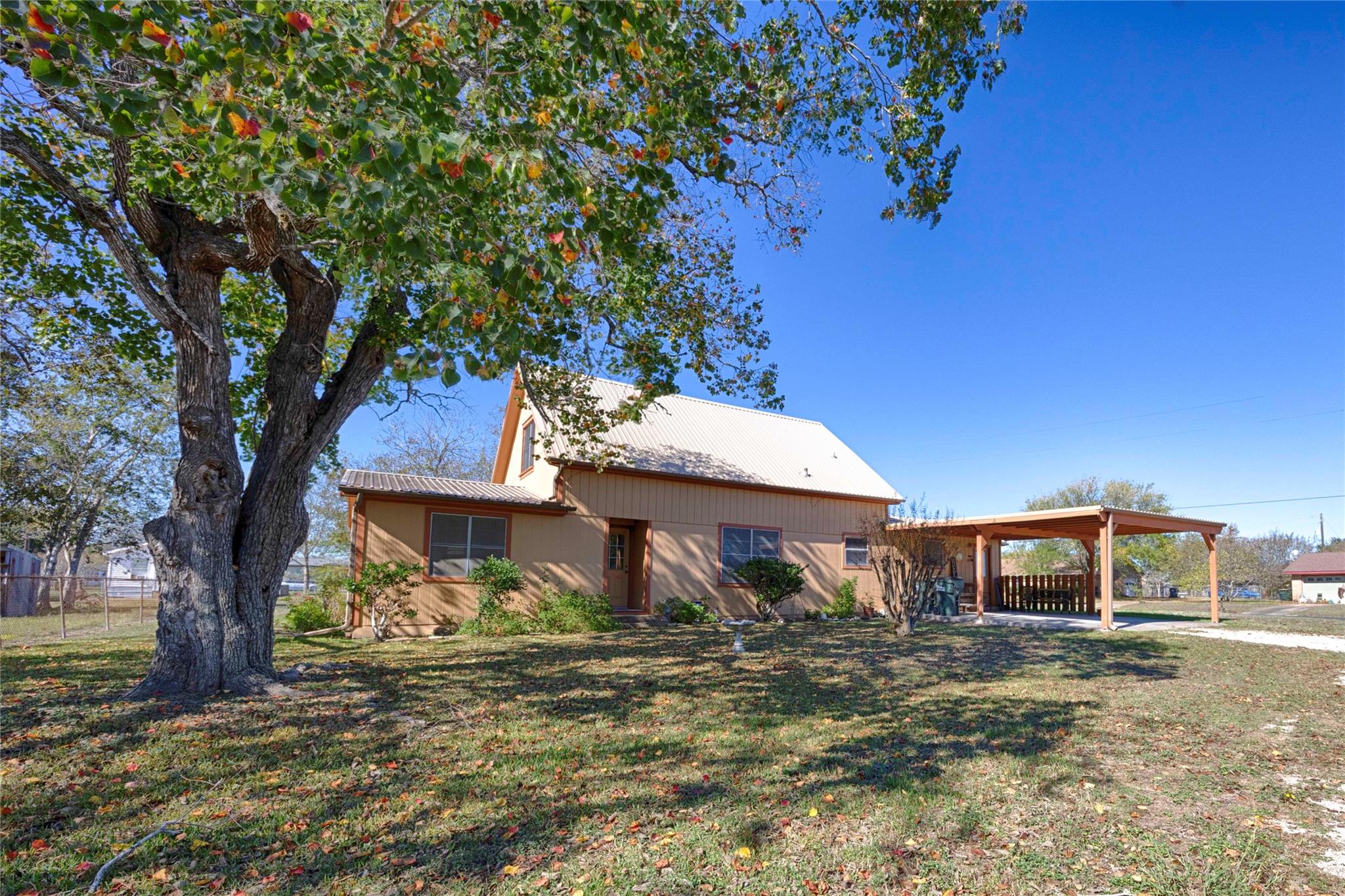 602 E Post Office St, Weimar, TX 78962