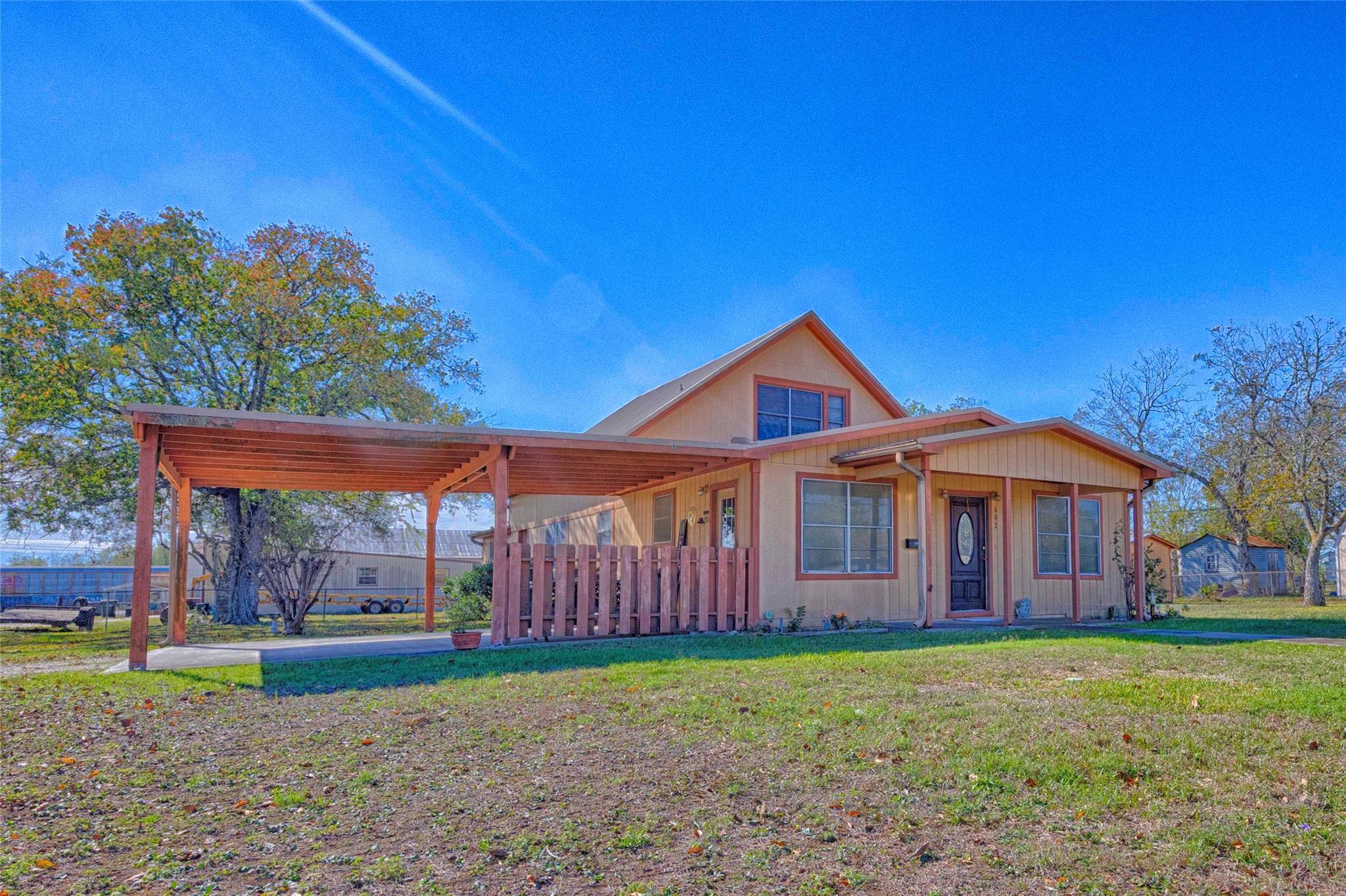 602 E Post Office St, Weimar, TX 78962